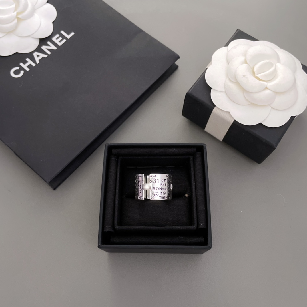 NO:632938,88200【Fragrant wide version letter graffiti ring】medium style!  Three code numbers: 6-7-8, number 938051051, comes with packaging!  Highly recommended!  'Fashion is fleeting, style lasts forever' This is the charm of Vintage!  This sentence can be met but cannot be sought. This sentence is used in Ch@nel  The Vintage series is perfect. Although Z is a 'second-hand product', it does not mean that it is old or outdated. On the contrary, it embodies a mature and timeless classic charm. In other words, it is a retro jewelry that can be worn before, can be worn now, and can be worn in the future. So, generally  When I encounter a Vintage style that I like, I will definitely collect it without saying a word. Moreover, just like an investment, Vintage has steadily appreciated in value. It is so worth owning. [witty][witty][witty] Such a strong retro style seems to be particularly endowed with a modern sense of fashion now!  ,,ring,Cardia high-end jewelry1986090988200【香宽版字母涂鸦戒指】中古款！6-7-8三个码数,编号938051051,配包装！非常推荐！“流行稍纵即逝,风格永存”这就是Vintage的魅力！可遇而不可求这句话用在Ch@nel Vintage系列上是再合适不过了,Z虽然是”二手货“,它并不代表陈旧,或者过时,相反,体现的是一种成熟的、历时不变的经典魅力,换句话说就是以前能佩戴,现在佩戴,将来还能佩戴的复古饰品.So,一般遇到我喜欢的Vintage款式,二话不说,绝对会收藏,而且,就像投资一样,稳健升值的Vintage,你太值得拥有了[机智][机智][机智]这样一股浓烈的复古风,在现在看来确是特别得赋有现代的时尚感！,,ring,卡迪亚高端饰品,Jewelry