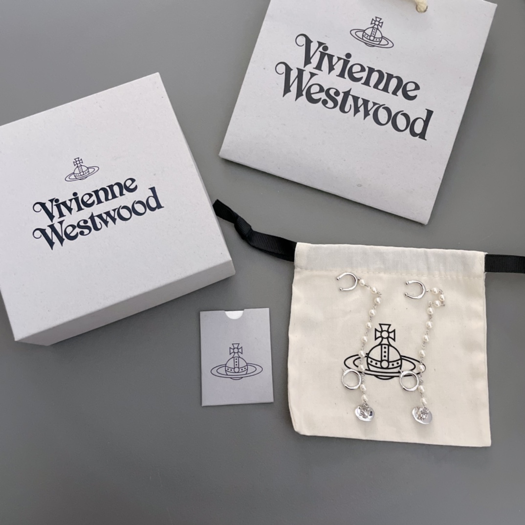 NO:635052,88200【Vivienne Westwood】Z, baby, what is a happy planet? Come on, this is a happy planet!  Stunning Pearl Saturn Earrings!  Love it so much!  Juejuezi design, small and exquisite little Saturn!  Gold and silver colors!  It is highly recommended that you close your eyes and enter!  The pure crown ball is a classic symbol, and the shining rings of Saturn outline the future as the waves flow, opening up a new encounter with the future!  The diamonds on the Saturn are custom-made Swarovski pearls, made according to our family's consistent design, not cheap plastic beads that are readily available on the market!  When you get it, you can completely feel its texture, feel and luster. It is decorated with pearls and appears on the design of Saturn. It is small and cute, adding a lot of cool and fashionable beauty, making the punk look a little girly at the same time, bringing with it a group of fashion fans!  It’s really beautiful, can be salty or sweet, pure or delicious!  Fall in love at first sight, definitely the leader in the 'practical + high-end' world, absolute yyds, absolute treasure, timeless Saturn, earrings, Cartier high-end jewelry1986090988200【Vivienne Westwood】Z ,宝宝,什么是快乐星球,来,这就是快乐星球！绝美珍珠土星耳挂耳环！太爱啦！绝绝子设计,小巧精致的小土星！金色,银色两个颜色！重磅推荐闭眼入准没错！纯粹王冠球是经典的象征,闪耀土星环勾勒未来波光流转间,开启一场与未来的崭新际遇！土星上边的钻是定制的施华洛珍珠,认准我们家一致zp,而非市面上随随便便用的廉价塑料珠就做出来的！拿到手完完全全可以感受到它的质感,手感,光泽感超nice用珍珠点缀出现在土星的设计上,小巧可爱增添不少冷艳时髦的俏丽模样,使得朋克同时又有点小少女,自带一群时尚粉！真的敲好看,可盐可甜,可纯可欲！一眼便钟情,绝对是“实用+高级”界的杠把子,绝对的yyds,绝对的宝藏永不过时的土星,,earrings,卡迪亚高端饰品,Jewelry