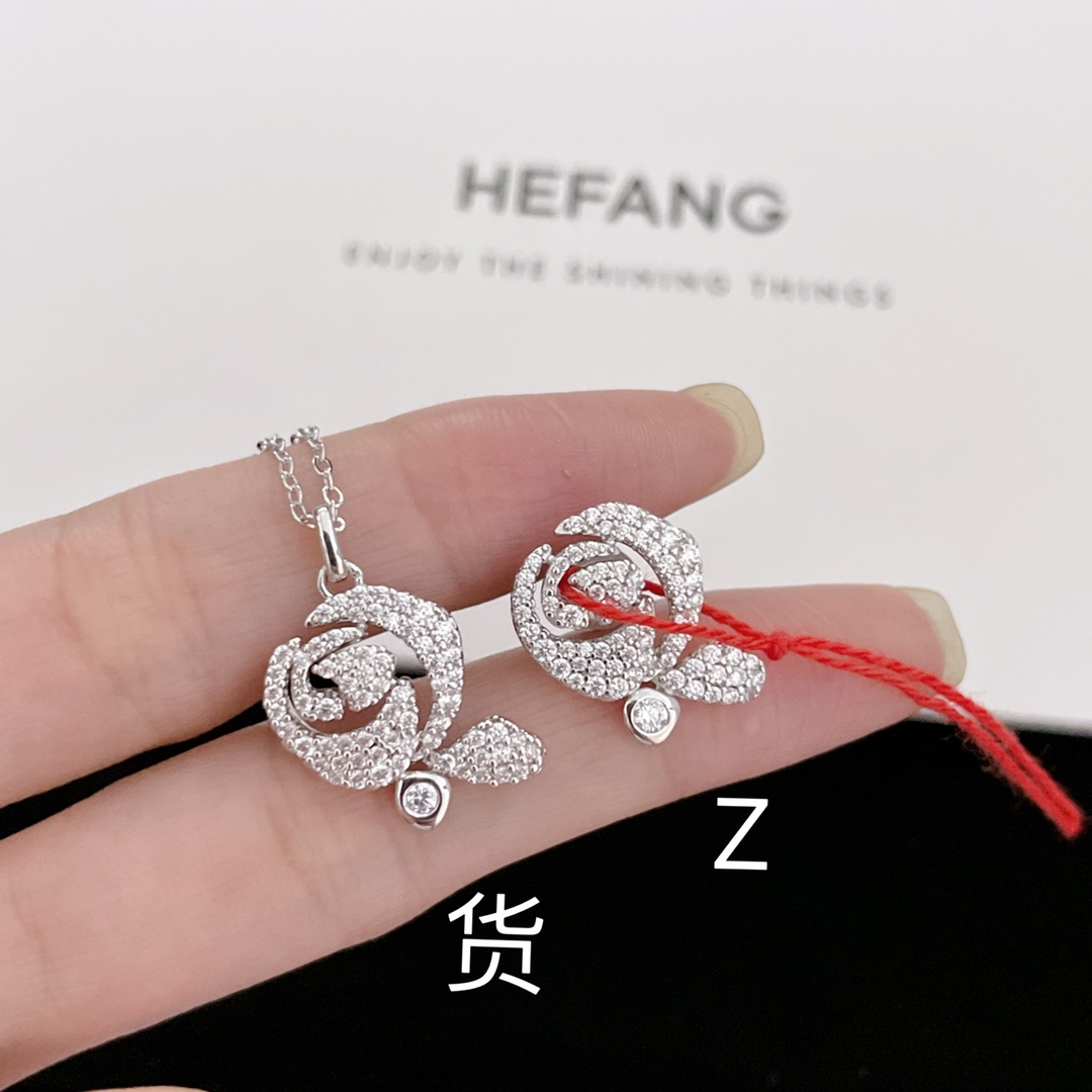 HF玫瑰花项链Z890HF婚礼系列！婚礼季宝贝们备起来️Q版玫瑰花造型充满浪漫色彩的玫瑰花设计！超级精致