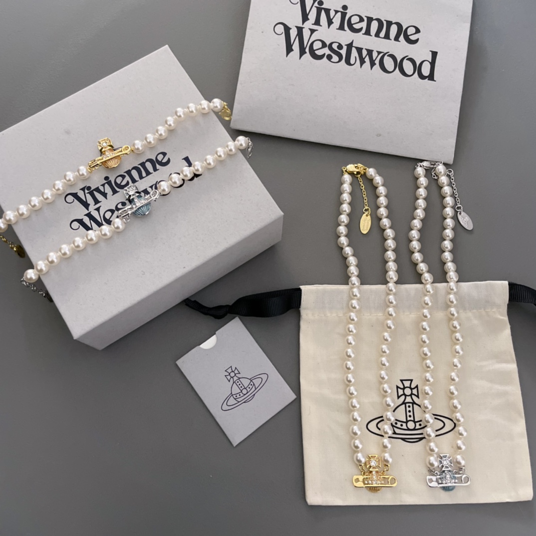 NO:635311,【VivienneWestwood】Baby, what is a happy planet? Come on, this is a happy planet!  Stunning translucent enamel pin Saturn pearl bracelet/necklace!  Two colors: silver blue and golden orange!  Bracelet 88180, necklace 88220, with packaging!  Highly recommended, it is recommended to buy a set if the wall is cracked!  It’s right to close your eyes and enter!  The pure crown ball is a classic symbol, and the shining rings of Saturn outline the future as the waves flow, opening up a new encounter with the future!  The shape of Saturn is not too recognizable. The design is awesome. The diamonds on the top of Saturn are customized Swarovski rhinestones. It has a three-dimensional design. The middle is specially customized translucent enamel. The crystal clear jelly feeling is so amazing. It’s very summery. Get it  You can completely feel its texture in your hand, and it feels super nice. The rhinestone embellishment appears on the design of Saturn, adding a lot of cool and fashionable pretty looks, making the punk look a little girly at the same time, bringing with it a group of fashion fans!  It’s really beautiful, can be salty or sweet, pure or delicious!  I fell in love at first sight, it is definitely a leader in the 'practical + high-end' world, an absolute yyds, an absolute treasure that will never go out of style!  ,,necklace,bracelet,Cardia high-end jewelry19860909【VivienneWestwood】宝宝,什么是快乐星球,来,这就是快乐星球！绝美半透珐琅别针土星珍珠手链/项链！银蓝,金橘两个颜色！手链88180,项链88220,配包装！重磅推荐,墙裂建议一套入！闭眼入准没错！纯粹王冠球是经典的象征,闪耀土星环勾勒未来波光流转间,开启一场与未来的崭新际遇！土星造型简直不要太有辨识度,设计感超赞,土星上边的钻采用定制的施华洛水钻,立体的设计,中间是特别定制的半透珐琅,晶莹剔透的果冻感太绝啦很夏天,拿到手完完全全可以感受到它的质感,手感超nice用水钻的点缀出现在土星的设计上,增添不少冷艳时髦的俏丽模样,使得朋克同时又有点小少女,自带一群时尚粉！真的敲好看,可盐可甜,可纯可欲！一眼便钟情,绝对是“实用+高级”界的杠把子,绝对的yyds,绝对的宝藏永不过时！,,necklace,bracelet,卡迪亚高端饰品,Jewelry