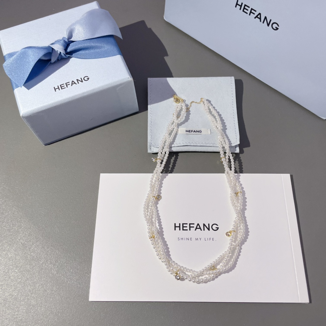 NO:634120,88260【HF Twist Pearl Necklace】Z, Beautiful three-layered braided pearl necklace with packaging!  A super exquisite pearl necklace!  The exclusive must-have three-layer chain for the New Year is intertwined and intertwined, giving the outfit a unique and interesting look, and weaving a romantic French atmosphere. The white pearls exude elegance and turn into surging waves, creating a sense of relaxation on vacation and a super French elegance!  ,,necklace,Cardia high-end jewelry1986090988260【HF麻花珍珠项链】Z ,绝美三层缠绕编织珍珠项链配包装！超级精致的一款珍珠项链！新年独家必备三层链条缠绕交织,赋予穿搭别致趣味,编织出浪漫的法式氛围,润白贝珠散发优雅气息,化成涌动海浪,营造度假松弛感,超有法式优雅气质！,,necklace,卡迪亚高端饰品,Jewelry