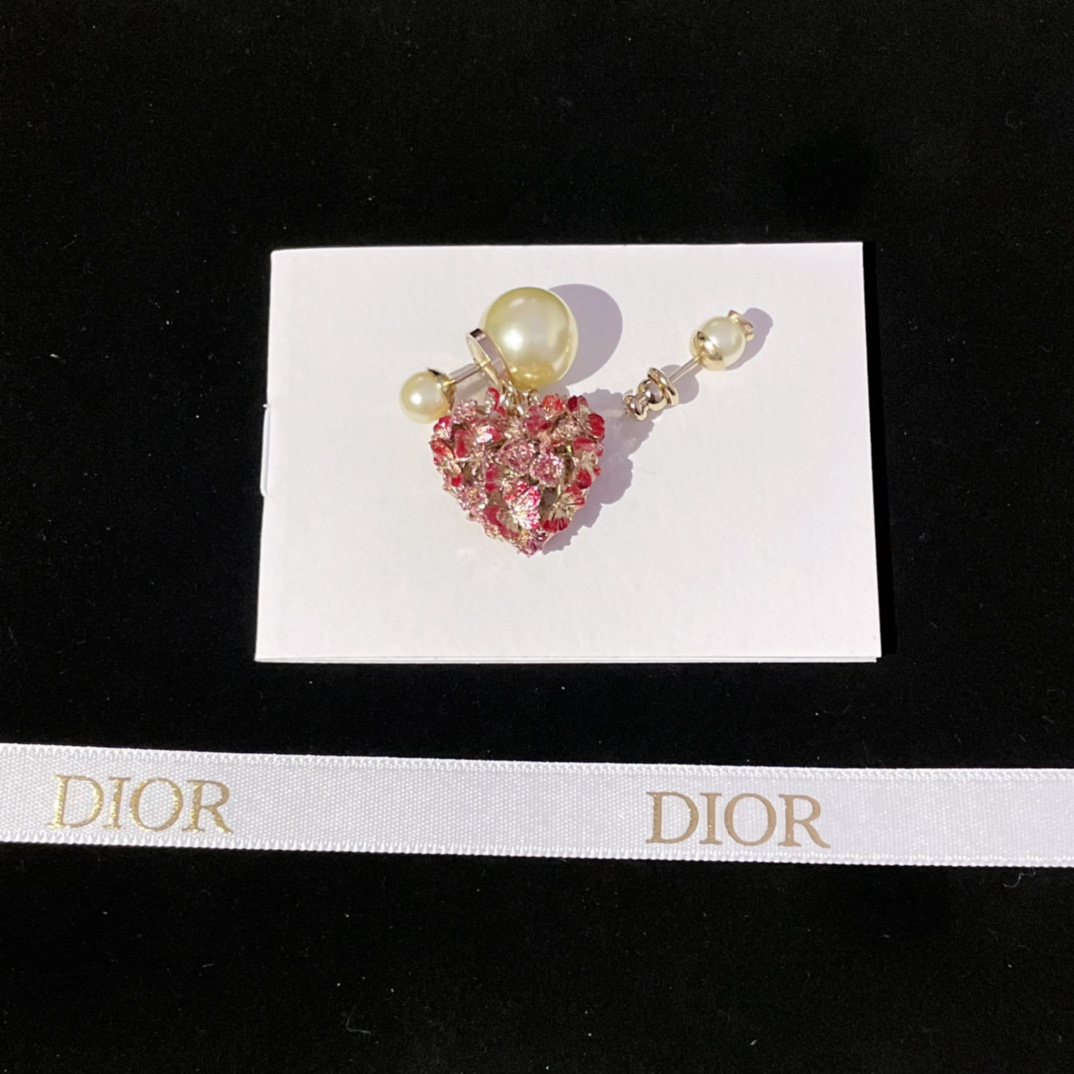 【【D 立体爱心不对称耳钉】Z 4800，耳钉跟蝴蝶手绳一起入的一共8k✔现货💥周也同款🤩🤩️🤩最新情人