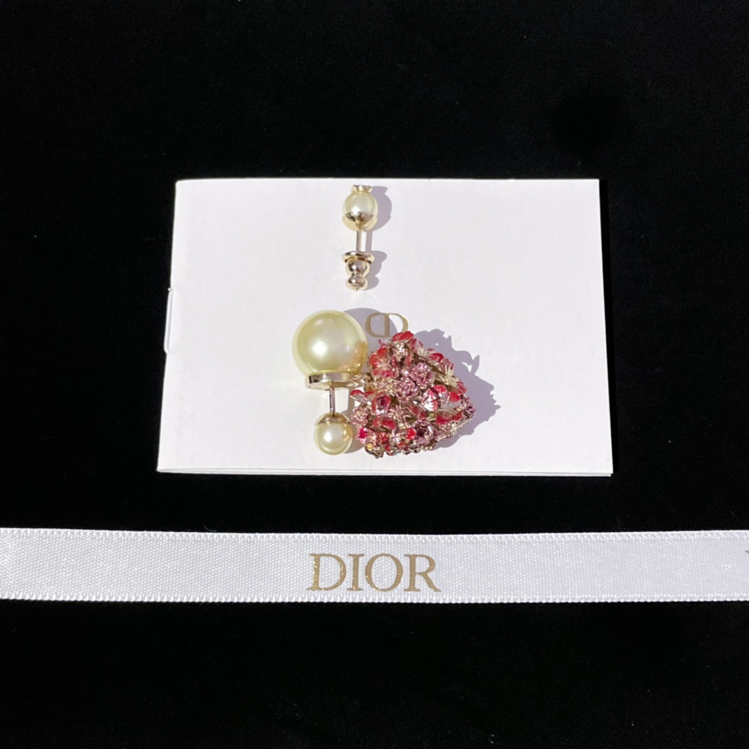 【【D 立体爱心不对称耳钉】Z 4800，耳钉跟蝴蝶手绳一起入的一共8k✔现货💥周也同款🤩🤩️🤩最新情人