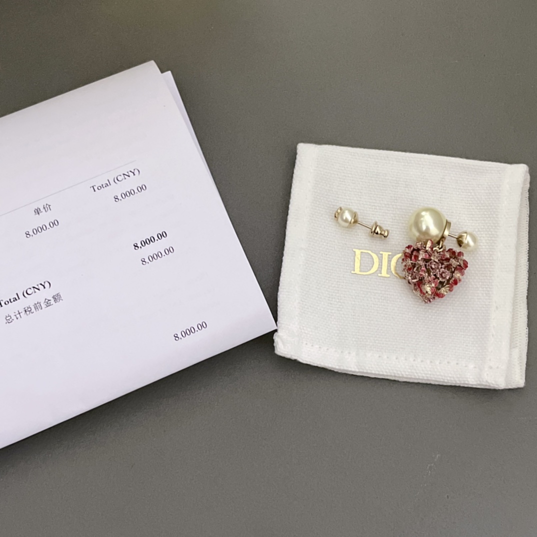 【【D 立体爱心不对称耳钉】Z 4800，耳钉跟蝴蝶手绳一起入的一共8k✔现货💥周也同款🤩🤩️🤩最新情人