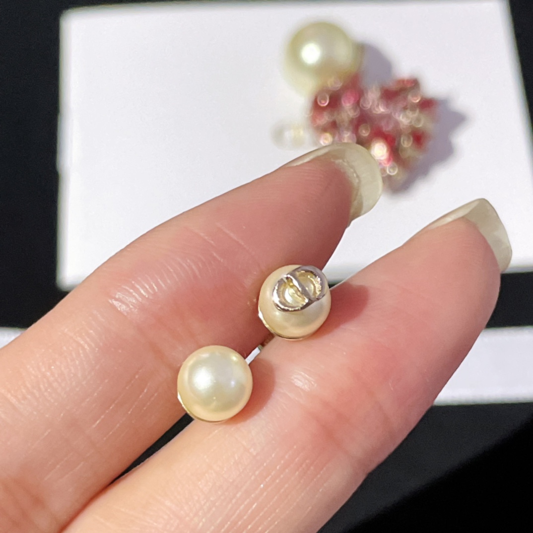 【【D 立体爱心不对称耳钉】Z 4800，耳钉跟蝴蝶手绳一起入的一共8k✔现货💥周也同款🤩🤩️🤩最新情人