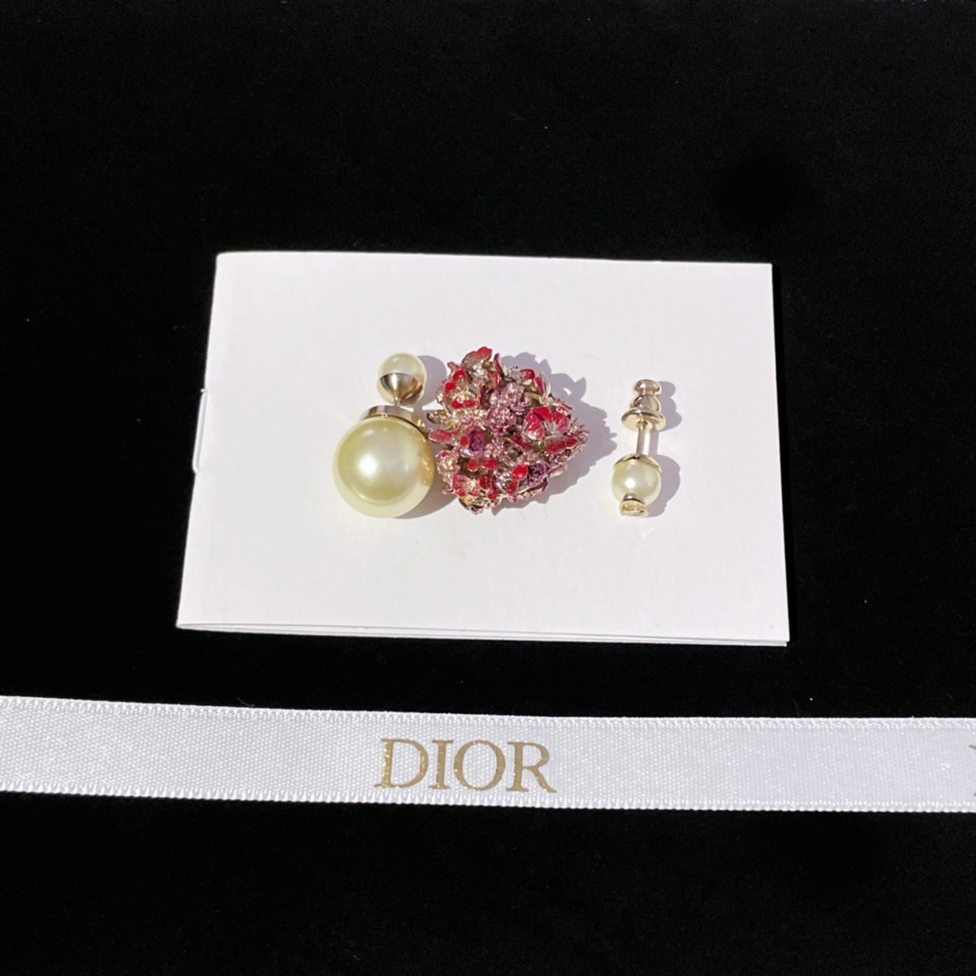 【【D 立体爱心不对称耳钉】Z 4800，耳钉跟蝴蝶手绳一起入的一共8k✔现货💥周也同款🤩🤩️🤩最新情人