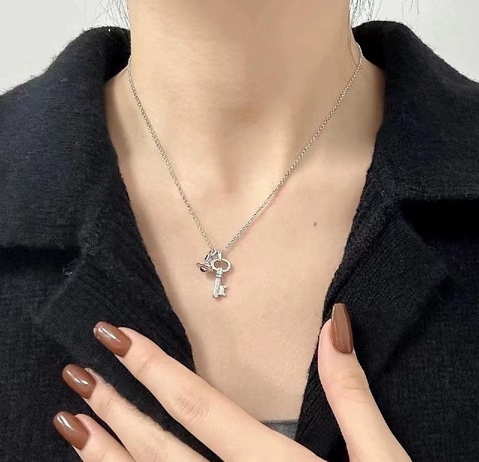 高品质 细节如图 项链60手链55
【Vivienne Westwood】宝宝,什么是快乐星球,来,这就是快乐星球!超爱的钥匙土星双吊坠项链,手链!金银两个颜色!💗项重磅推荐❗️闭眼入准没错!纯粹王冠球是经典的象征,闪耀土星环勾勒未来波光流转间,开启一场与未来的崭新际遇!认准我们家一致zp,而非市面上随随便便看图就做出来的!拿到手完完全全可以感受到它的质感,手感,光泽感超nice👍🏻细节质感拉满!立体的小土星的设计,增添不少冷艳时髦的俏丽模样,使得朋克同时又有点小少女,自带一群时尚粉!真的敲好看,可盐可甜,可纯可欲!一眼便钟情,绝对是“实用+高级”界的杠把子,绝对的yyds,绝对的宝藏永不过时的土星🪐