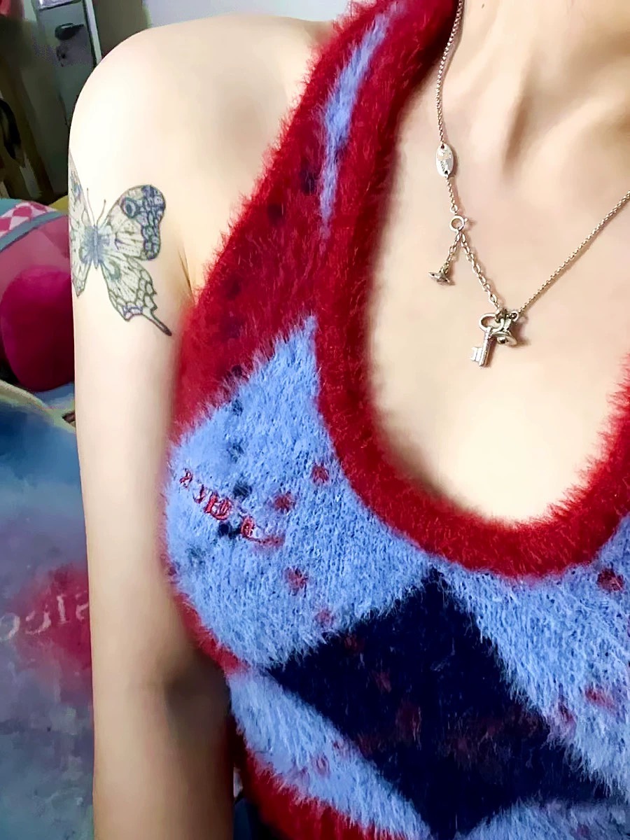 高品质 细节如图 项链60手链55
【Vivienne Westwood】宝宝,什么是快乐星球,来,这就是快乐星球!超爱的钥匙土星双吊坠项链,手链!金银两个颜色!💗项重磅推荐❗️闭眼入准没错!纯粹王冠球是经典的象征,闪耀土星环勾勒未来波光流转间,开启一场与未来的崭新际遇!认准我们家一致zp,而非市面上随随便便看图就做出来的!拿到手完完全全可以感受到它的质感,手感,光泽感超nice👍🏻细节质感拉满!立体的小土星的设计,增添不少冷艳时髦的俏丽模样,使得朋克同时又有点小少女,自带一群时尚粉!真的敲好看,可盐可甜,可纯可欲!一眼便钟情,绝对是“实用+高级”界的杠把子,绝对的yyds,绝对的宝藏永不过时的土星🪐