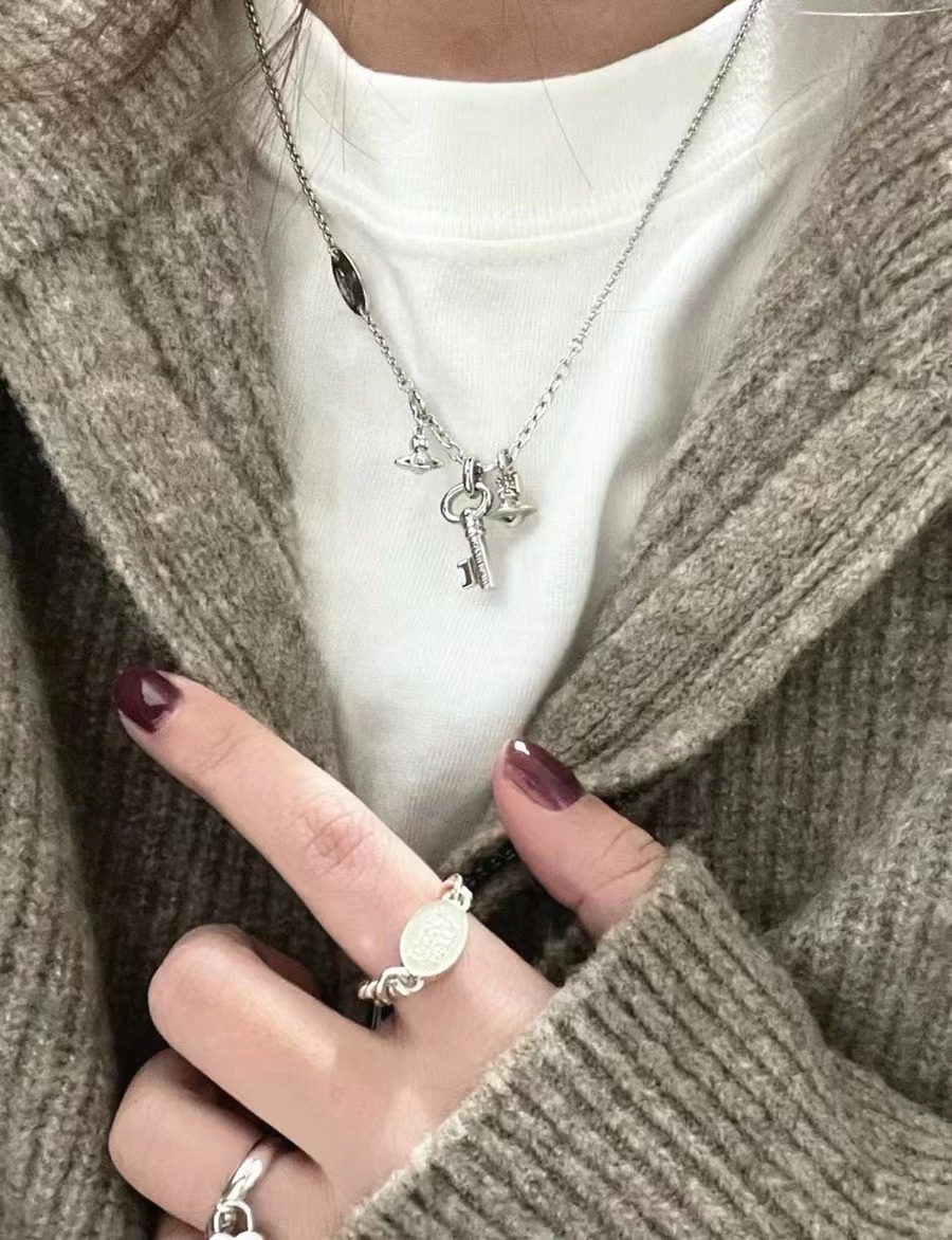 高品质 细节如图 项链60手链55
【Vivienne Westwood】宝宝,什么是快乐星球,来,这就是快乐星球!超爱的钥匙土星双吊坠项链,手链!金银两个颜色!💗项重磅推荐❗️闭眼入准没错!纯粹王冠球是经典的象征,闪耀土星环勾勒未来波光流转间,开启一场与未来的崭新际遇!认准我们家一致zp,而非市面上随随便便看图就做出来的!拿到手完完全全可以感受到它的质感,手感,光泽感超nice👍🏻细节质感拉满!立体的小土星的设计,增添不少冷艳时髦的俏丽模样,使得朋克同时又有点小少女,自带一群时尚粉!真的敲好看,可盐可甜,可纯可欲!一眼便钟情,绝对是“实用+高级”界的杠把子,绝对的yyds,绝对的宝藏永不过时的土星🪐