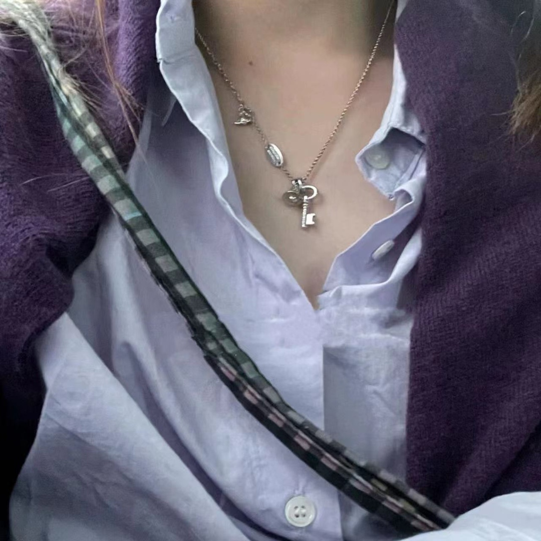 高品质 细节如图 项链60手链55
【Vivienne Westwood】宝宝,什么是快乐星球,来,这就是快乐星球!超爱的钥匙土星双吊坠项链,手链!金银两个颜色!💗项重磅推荐❗️闭眼入准没错!纯粹王冠球是经典的象征,闪耀土星环勾勒未来波光流转间,开启一场与未来的崭新际遇!认准我们家一致zp,而非市面上随随便便看图就做出来的!拿到手完完全全可以感受到它的质感,手感,光泽感超nice👍🏻细节质感拉满!立体的小土星的设计,增添不少冷艳时髦的俏丽模样,使得朋克同时又有点小少女,自带一群时尚粉!真的敲好看,可盐可甜,可纯可欲!一眼便钟情,绝对是“实用+高级”界的杠把子,绝对的yyds,绝对的宝藏永不过时的土星🪐
