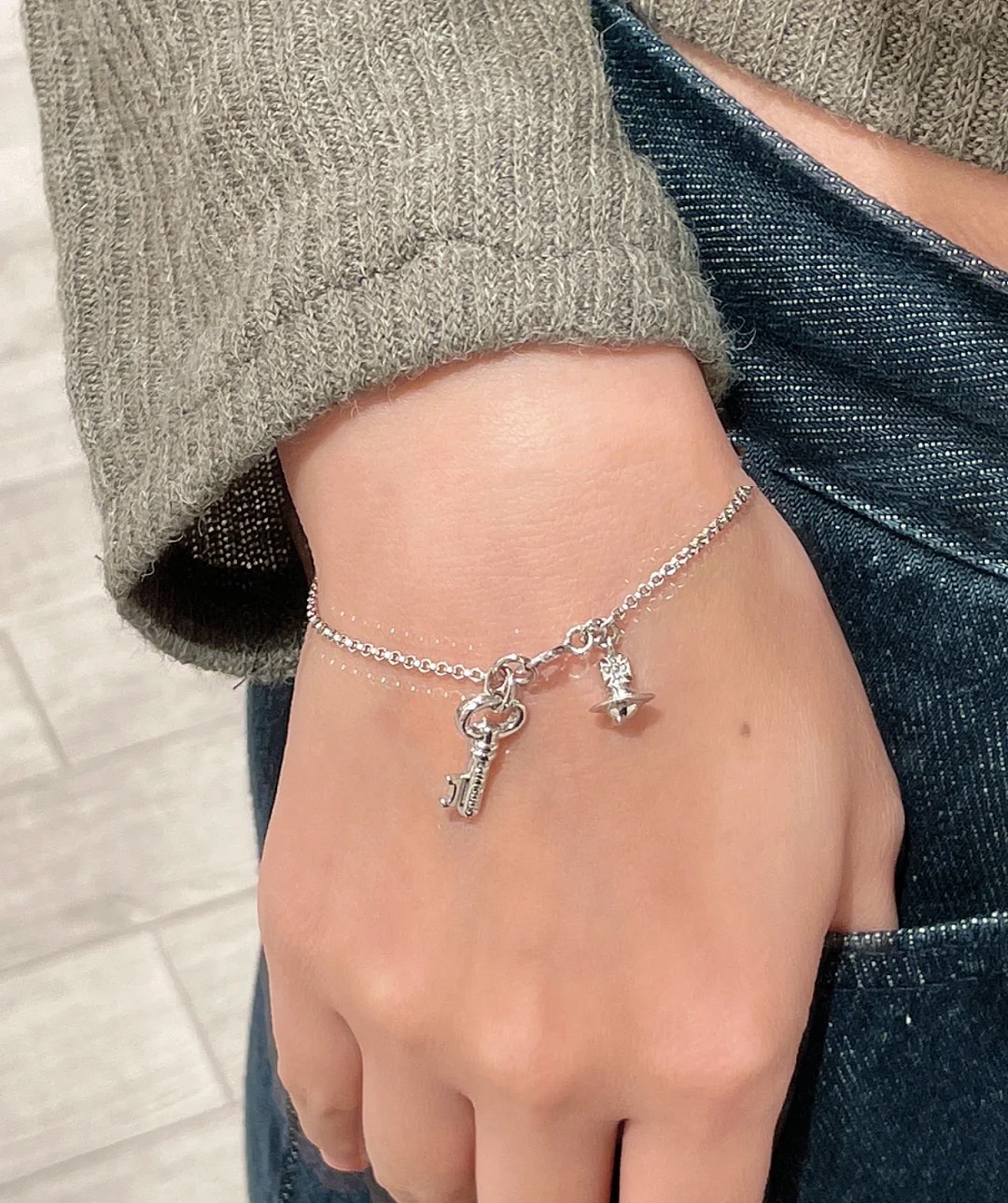 高品质 细节如图 项链60手链55
【Vivienne Westwood】宝宝,什么是快乐星球,来,这就是快乐星球!超爱的钥匙土星双吊坠项链,手链!金银两个颜色!💗项重磅推荐❗️闭眼入准没错!纯粹王冠球是经典的象征,闪耀土星环勾勒未来波光流转间,开启一场与未来的崭新际遇!认准我们家一致zp,而非市面上随随便便看图就做出来的!拿到手完完全全可以感受到它的质感,手感,光泽感超nice👍🏻细节质感拉满!立体的小土星的设计,增添不少冷艳时髦的俏丽模样,使得朋克同时又有点小少女,自带一群时尚粉!真的敲好看,可盐可甜,可纯可欲!一眼便钟情,绝对是“实用+高级”界的杠把子,绝对的yyds,绝对的宝藏永不过时的土星🪐