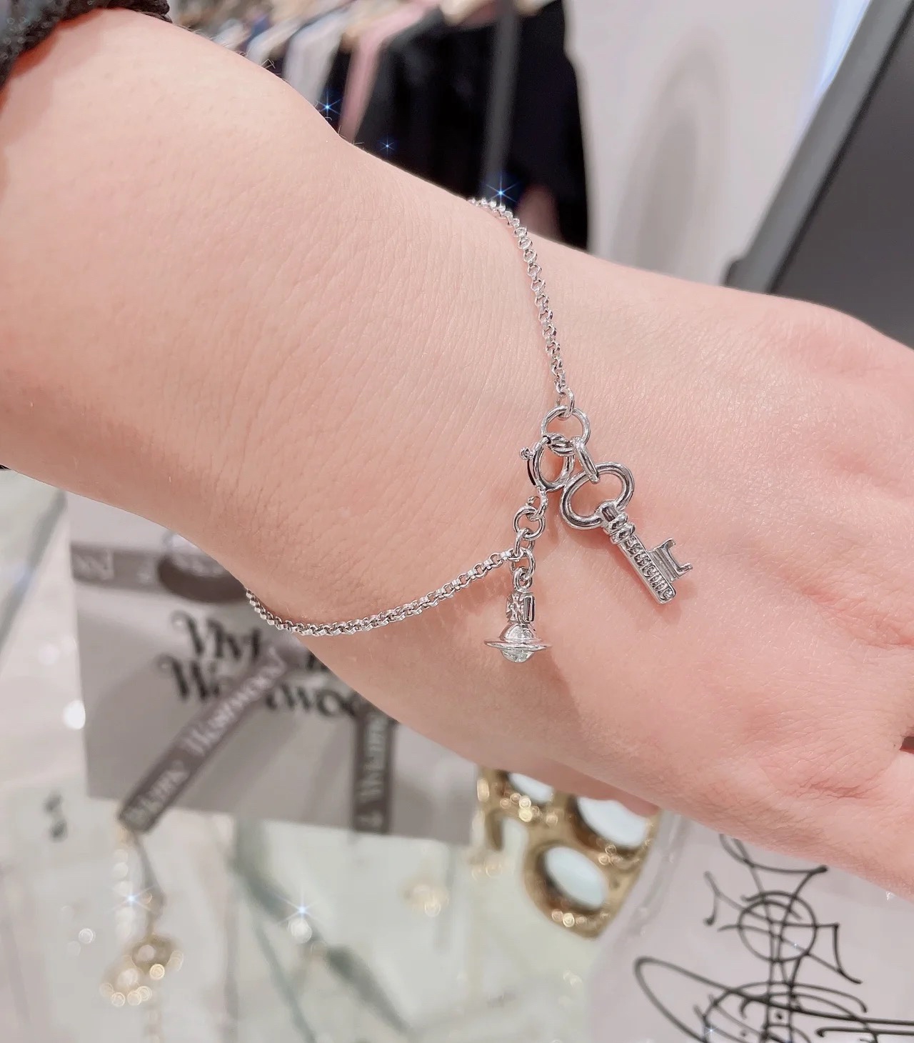高品质 细节如图 项链60手链55
【Vivienne Westwood】宝宝,什么是快乐星球,来,这就是快乐星球!超爱的钥匙土星双吊坠项链,手链!金银两个颜色!💗项重磅推荐❗️闭眼入准没错!纯粹王冠球是经典的象征,闪耀土星环勾勒未来波光流转间,开启一场与未来的崭新际遇!认准我们家一致zp,而非市面上随随便便看图就做出来的!拿到手完完全全可以感受到它的质感,手感,光泽感超nice👍🏻细节质感拉满!立体的小土星的设计,增添不少冷艳时髦的俏丽模样,使得朋克同时又有点小少女,自带一群时尚粉!真的敲好看,可盐可甜,可纯可欲!一眼便钟情,绝对是“实用+高级”界的杠把子,绝对的yyds,绝对的宝藏永不过时的土星🪐