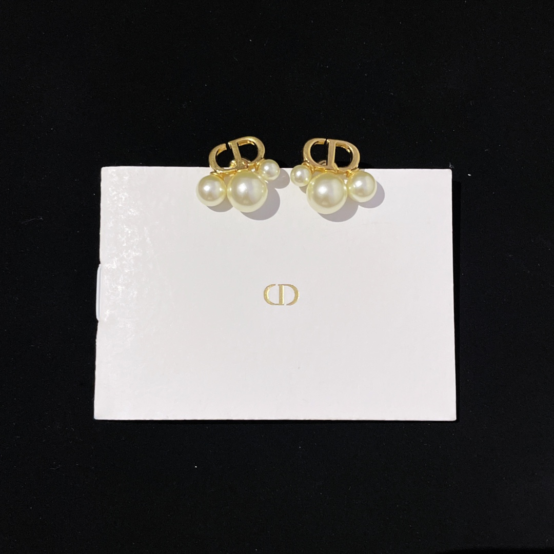 55
高品质 细节如图 【D cd三大小珠耳钉】Z 3700,周也同款💗一定要买系列,2024最新款❗️闭眼冲✔️第一眼看上去的感觉就是它是个爆款!珍珠是特别定制的发青颜色,特别高级👍🏻👍🏻简约而不简单的款式!经典又有设计感!超美且超级精致百搭耐看🤩十分推荐宝们一定要留!