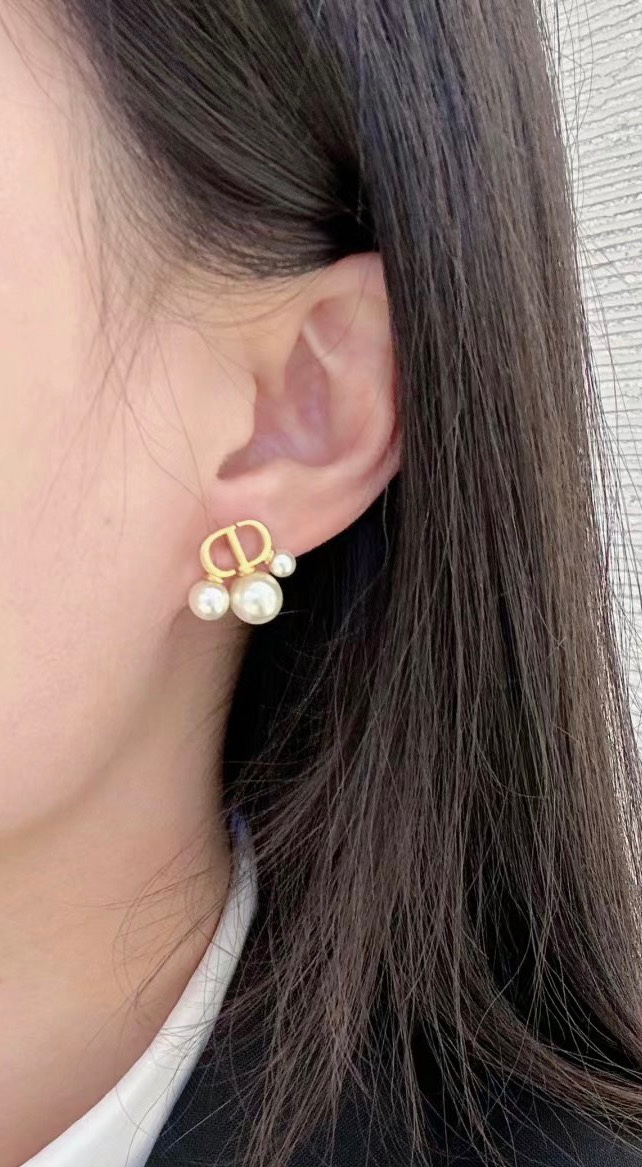 55
高品质 细节如图 【D cd三大小珠耳钉】Z 3700,周也同款💗一定要买系列,2024最新款❗️闭眼冲✔️第一眼看上去的感觉就是它是个爆款!珍珠是特别定制的发青颜色,特别高级👍🏻👍🏻简约而不简单的款式!经典又有设计感!超美且超级精致百搭耐看🤩十分推荐宝们一定要留!