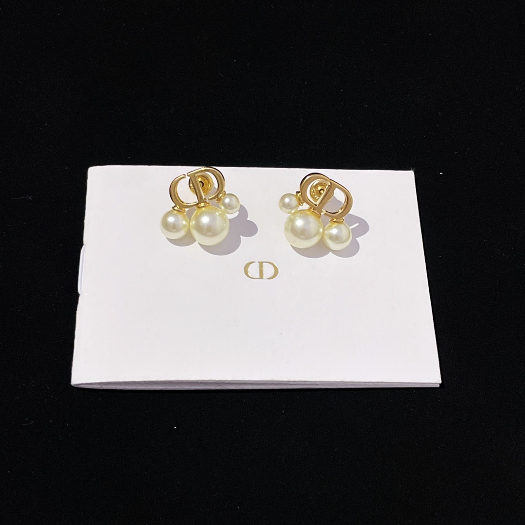 55
高品质 细节如图 【D cd三大小珠耳钉】Z 3700,周也同款💗一定要买系列,2024最新款❗️闭眼冲✔️第一眼看上去的感觉就是它是个爆款!珍珠是特别定制的发青颜色,特别高级👍🏻👍🏻简约而不简单的款式!经典又有设计感!超美且超级精致百搭耐看🤩十分推荐宝们一定要留!