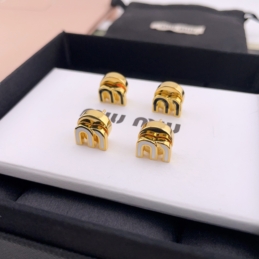 【【m!um!u彩色m耳钉】Z 2150！红色，浅蓝，孔雀绿 3个颜色！新增黑色，白色！简约的小m字母，