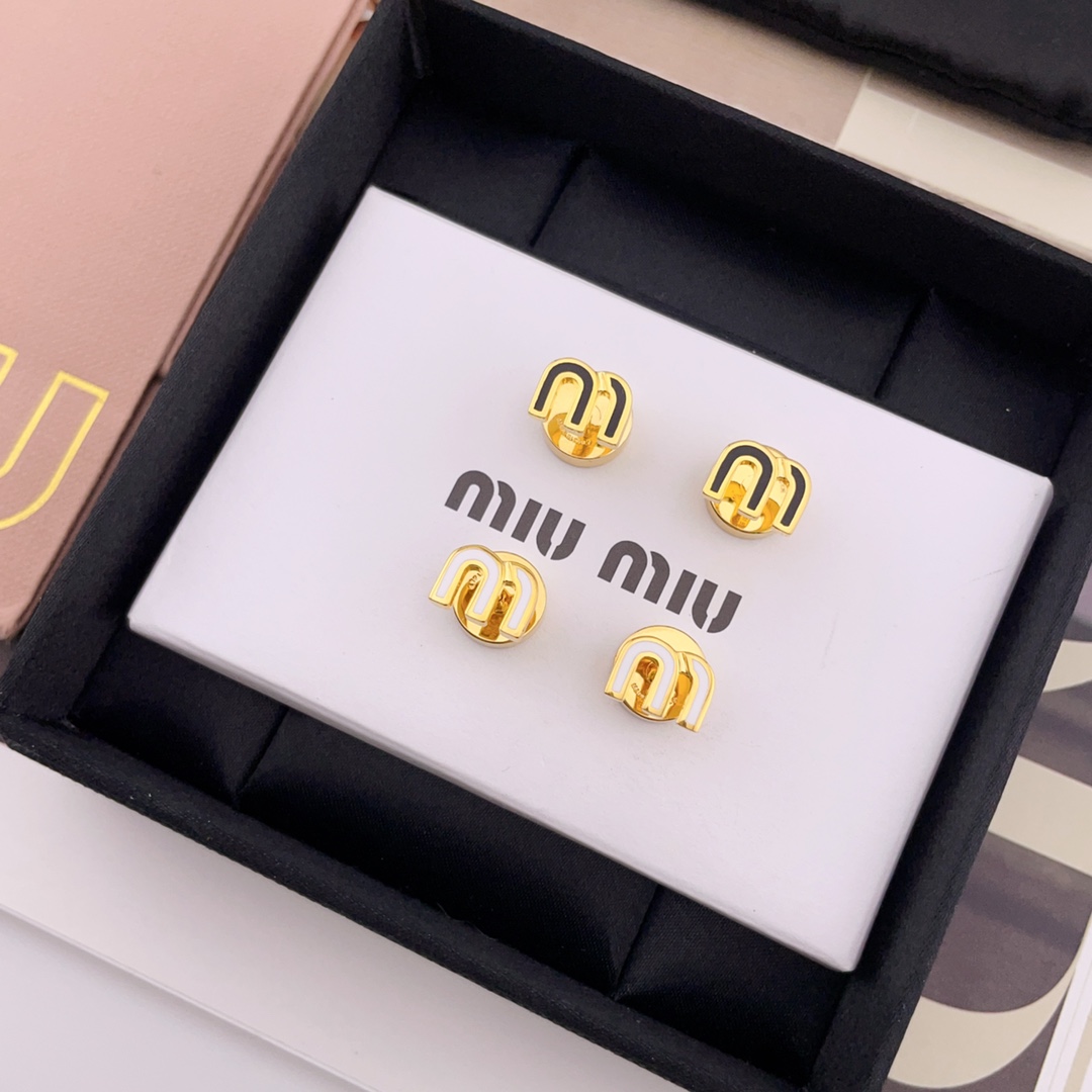 【【m!um!u彩色m耳钉】Z 2150！红色，浅蓝，孔雀绿 3个颜色！新增黑色，白色！简约的小m字母，