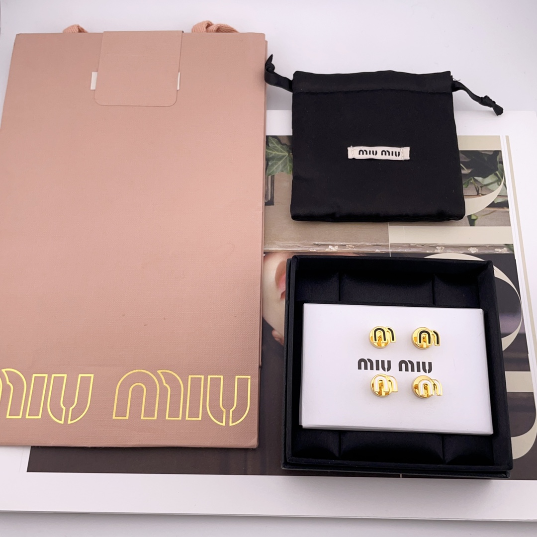 【【m!um!u彩色m耳钉】Z 2150！红色，浅蓝，孔雀绿 3个颜色！新增黑色，白色！简约的小m字母，