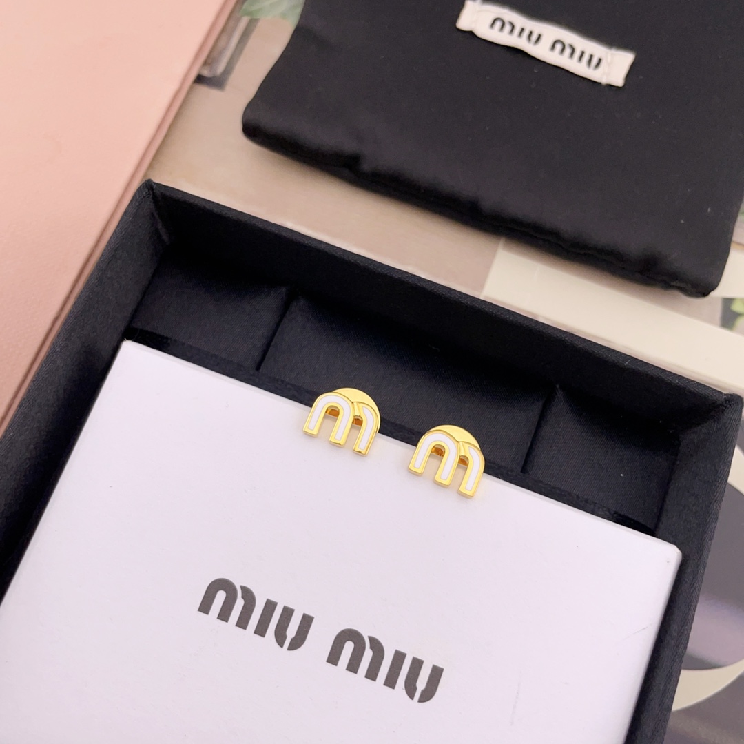 【【m!um!u彩色m耳钉】Z 2150！红色，浅蓝，孔雀绿 3个颜色！新增黑色，白色！简约的小m字母，