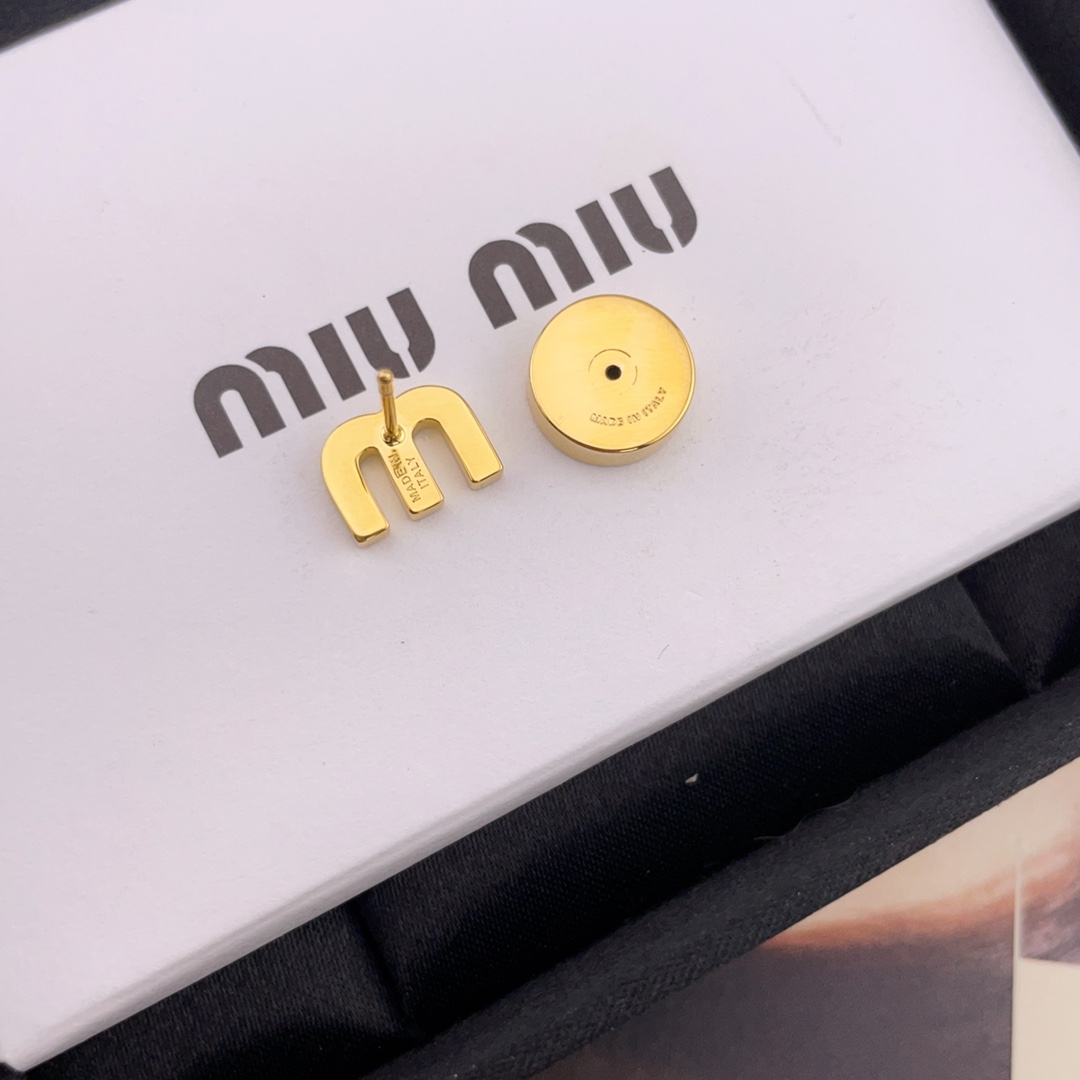 【【m!um!u彩色m耳钉】Z 2150！红色，浅蓝，孔雀绿 3个颜色！新增黑色，白色！简约的小m字母，