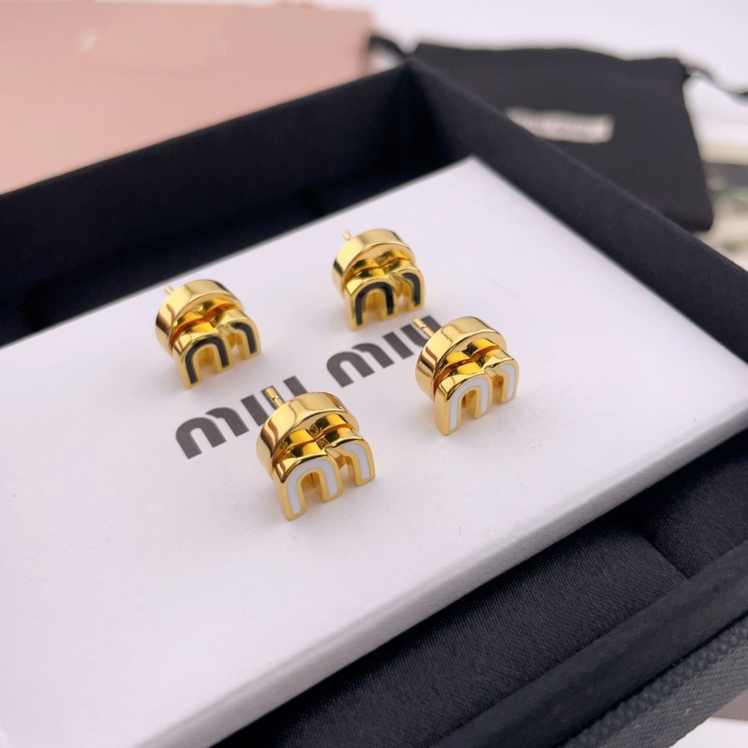 【【m!um!u彩色m耳钉】Z 2150！红色，浅蓝，孔雀绿 3个颜色！新增黑色，白色！简约的小m字母，