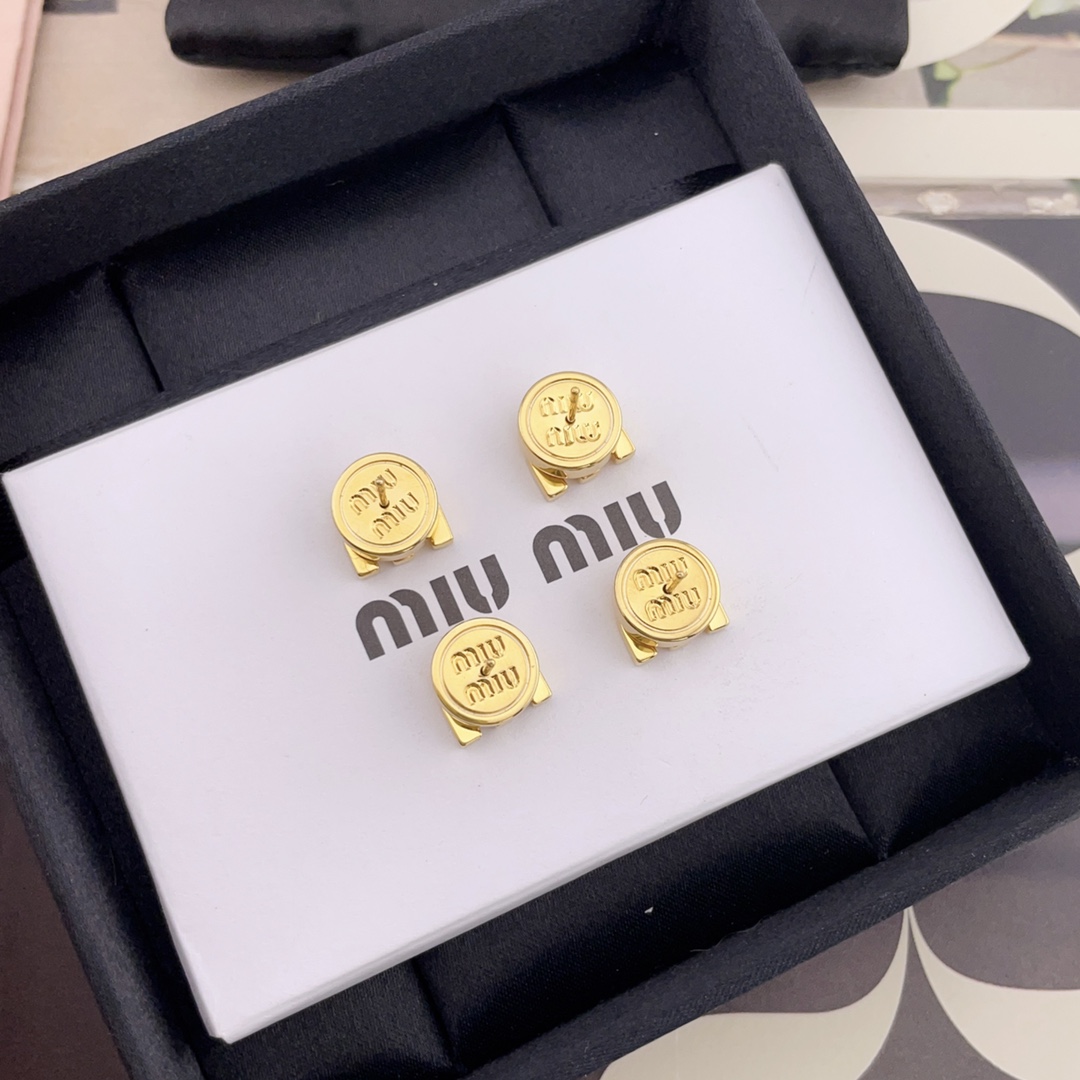 【【m!um!u彩色m耳钉】Z 2150！红色，浅蓝，孔雀绿 3个颜色！新增黑色，白色！简约的小m字母，
