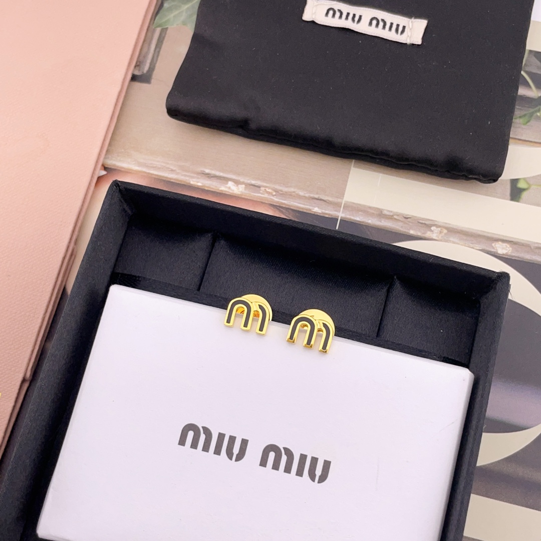 【【m!um!u彩色m耳钉】Z 2150！红色，浅蓝，孔雀绿 3个颜色！新增黑色，白色！简约的小m字母，