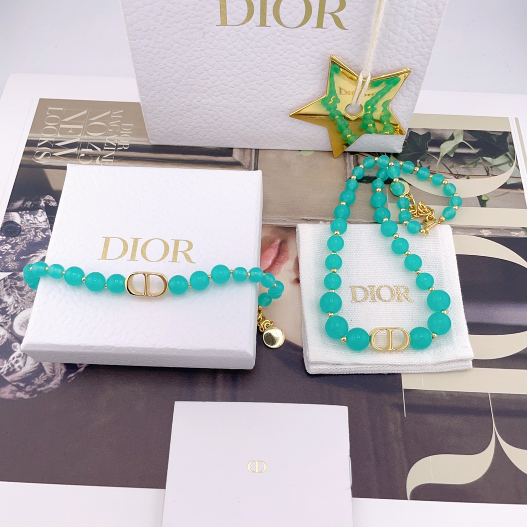 NO:631417,88200【D cd Green Bead Necklace】Z, Oh my god, my wife is so beautiful!  Super summer mint mambo green, fresh and sweet!  Bracelets, necklaces, and earrings are all available!  Juejuezi Jumei, Jumei’s specially customized Mint Mambo imported resin beads, which are refreshing, versatile and eye-catching. The beads gradually change from large to small. There is a specific small flat gold bead in the middle of each pearl. The CD font of the main accessory in the middle is very modern, adding a sense of fashion to the whole!  The Z-specific mint mambo green beads are made of brass, and the perfection of the craftsmanship can be said to be no different from Z!  A set of necklaces, bracelets, and earrings with your eyes closed!  ,,necklace,bracelet,Cardia high-end jewelry1986090988200【D cd绿珠项链】 Z ,天啊太太太好看啦！超级夏天的薄荷曼波绿,清新甜美！手链,项链,耳钉都有！绝绝子巨美,巨美的特别定制的薄荷曼波进口树脂珠子,清爽百搭又让人眼前一亮珠子从大到小的渐变,每颗珍珠中间都有一颗特定的小扁金珠,最中间的主配件CD字体非常的有现代感,给整体增加一种时尚感！一致致Z颗颗特定的薄荷曼波绿珠子黄铜材质,工艺的完美程度可以说跟Z 没有任何区别！项链,手链,耳钉一套闭眼入冲！,,necklace,bracelet,卡迪亚高端饰品,Jewelry