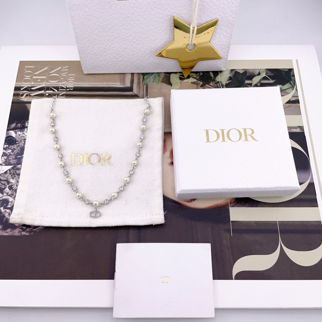 NO:856713,88180【D single layer bead and diamond necklace】Z, fairy necklace!  At first glance, the same style is a must-buy series this week. The latest single products in the entire series are developed simultaneously and are super beautiful!  The latest silver is available!  My favorite is the silver color, which has a fairyy and refreshing feel. At first glance, I feel that it is a hit!  The pearls are a specially customized bluish color, and they use phantom rhinestones and gray silver shadow crystals!  Super bling, extremely high-end, huge, huge, expensive!  The deep gray inside the silver is super beautiful and has a cool style. You don’t have to think about other combinations to wear it. This one is enough to stand out and is very heavy-duty. Every small ring is welded by hand!  The craftsmanship is so complex that only our products can achieve the full details and texture!  Make sure the details of our products are consistent!  Save 5k, it is highly recommended that all treasures must stay!  ,,louis vuitton,necklace,cardia high-end jewelry1986090988180【D 单层珠钻项链】Z ,仙女项链！一眼心动周也同款一定要买系列,最新款全系列单品同步开发超级绝美！最新银色现huo！最爱银色一股仙仙又清爽的feel第一眼看上去的感觉就是它是个爆款！珍珠是特别定制的发青颜色,而且使用的是魅影水钻,发灰的silver shadow水晶！超级bling特别高级巨巨巨贵！银色里边透着深邃的灰色超美且带酷酷风,完全不用再想其他搭配叠戴,这一条足够艳压全场非常重工,每一个小环都是手工焊接！工艺之复杂只有我们家出品能做到了细节质感拉满！认准我们家出品一致zp细节！立省 5k,十分推荐宝们一定要留！,,louis vuitton,necklace,卡迪亚高端饰品,Jewelry