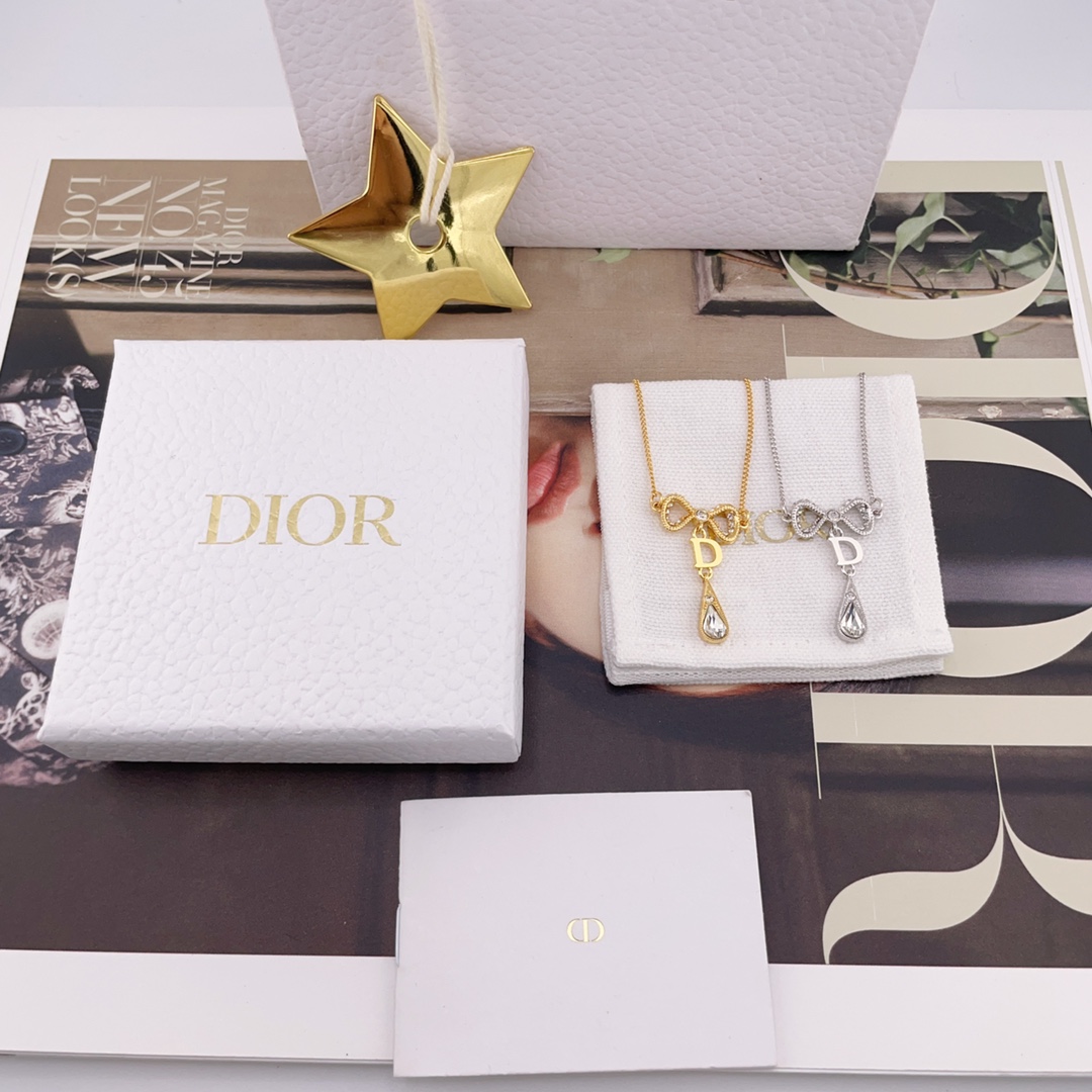 NO:631423,88180 [D bow drop diamond necklace] D!or vintage series, the more you look at it, the better it looks, no less than Ch@nel’s vintage!  A must-have, available in two colors: gold and silver!  The upper body is really very popular, the more you look at it, the more flavorful it is. Each style is a series developed by Z that we rarely buy, cherish, and worth collecting [wit], necklace, Cartier high-end jewelry1986090988180【D蝴蝶结水滴钻项链】D!or vintage系列,越看越好看,丝毫不亚于Ch@nel的vintage！人手必入,金色,银色两个颜色！上身着实令人喜欢得不得了,越看越有味道的vintage,每款均是我们可遇不可求的购入Z开发的,珍惜哈,值得珍藏的系列[机智],,necklace,卡迪亚高端饰品,Jewelry