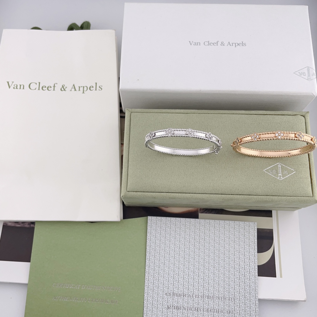 NO:634280,88360 [VC@Narrow Kaleidoscope Bracelet] Z 139000, real gold and diamond version can be customized, only the right version of real gold products will be made, please ask for price, S, M two sizes, Seiko version, original packaging needs to be added!  The V narrow version of the kaleidoscope bracelet, in a word, has to be made according to the Z, with exquisite workmanship, which is very, very, very difficult!  What we really do with version Z is all parts!  The upper and lower covers, the tube in the middle, and the four-leaf clover on the top of the tube are assembled one by one. It is very labor-intensive, but the effect is the same. You get what you pay for. The craftsmanship is here, and you get what you pay for!  One practice, one effect, feel us, unanimous Z!  The shape of the edge beads is round and thick, and the number of edge beads of different sizes is also different. The shape of the flower is three-dimensional and very textured. The edges of the beads on the inner ring of the flower are also clear and round, and the detailed engravings on the inner ring of the ring wall are full of z!  Completely create the texture of high-end jewelry craftsmanship!  It's completely different from other people's craftsmanship that is done directly one by one, and the labor cost is completely different!  Look for our products, Bracelet, Cartier high-end jewelry1986090988360【VC@窄版万花筒手镯】Z 139000,可订做真金真钻版,只做对版真金货,价询客Fu,S,M两个尺寸,精工版,原装包装需要另加！V窄版万花筒手镯,一句话,要根据Z做,精工做法,非常非常非常不容易！我们真正对版Z的做法,全部分件的！上下两个盖,中间的筒,筒上边的四叶草,再一一组装,非常费工,但是效果,一致致Z,一分钱一分货,工艺在这里,感受一下一分钱一分货！一个做法一个效果,感受一下我们,一致致Z！边珠形状圆润厚实,而且不同码数的边珠颗数也是不一样的花朵形状立体非常有质感,包括花朵内圈的珠边也是颗颗分明圆润,戒壁内圈细节刻字跟足z！完全做出高级珠宝工艺质感！跟别人做那种直接一个件出的工艺完完全全不一样的,工费也完全不是一个概念的！认准我们家出品,,bracelet,卡迪亚高端饰品,Jewelry