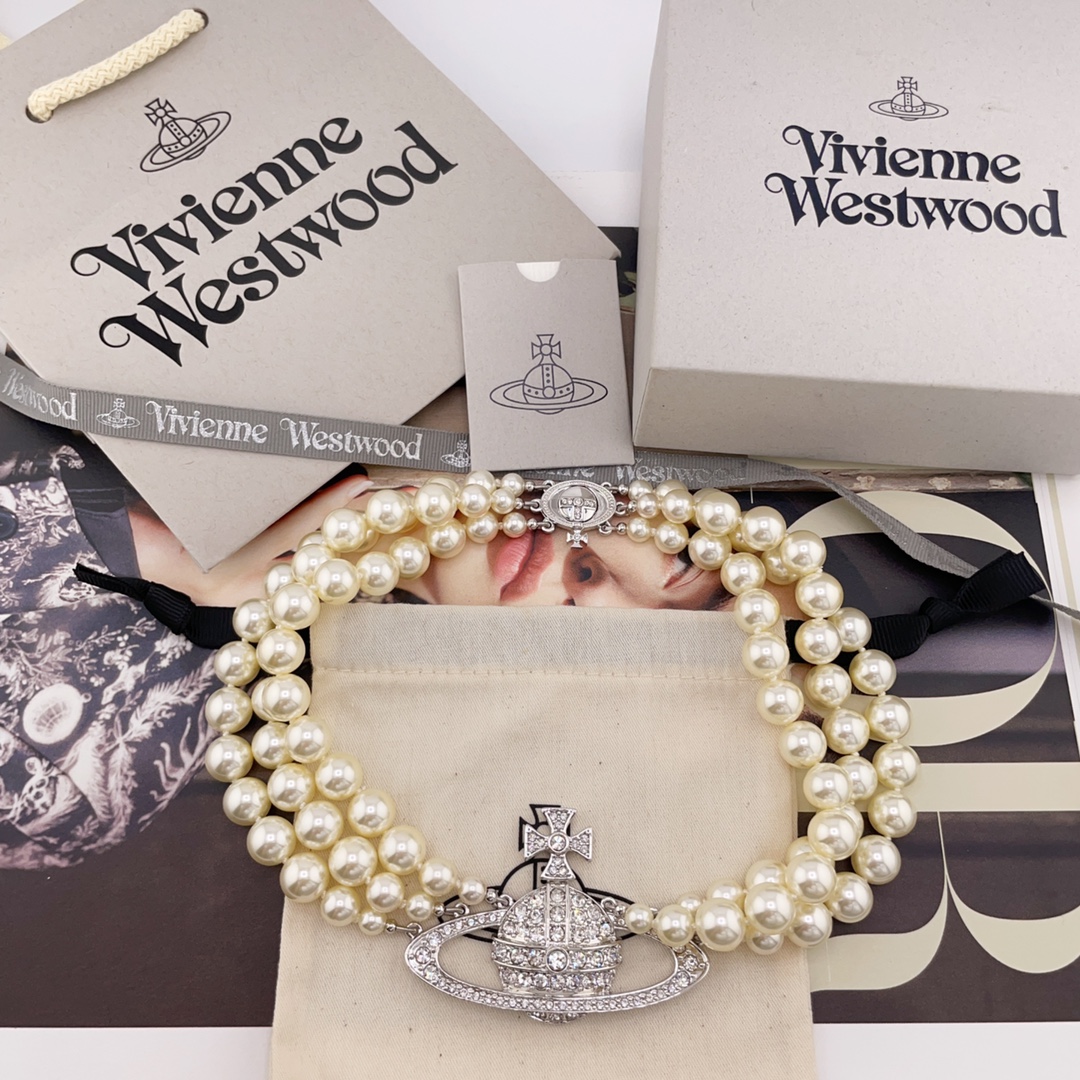 NO:714476,88320【VivienneWestwood】Baby, what is a happy planet? Come on, this is a happy planet!  Exploding beautiful three-layered pearl planet necklace!  Highly recommended, you must buy this super beautiful product, you will definitely buy it with your eyes closed!  The pure crown ball is a classic symbol, and the shining rings of Saturn outline the future as the waves flow, opening up a new encounter with the future!  We use specific Swarovski pearls, and the diamonds on Saturn are also custom-made Swarovski rhinestones, not just made with plastic beads and diamonds on the market!  When you get your hands on it, you can completely feel its texture, feel and luster. The rhinestone embellishment appears on the design of Saturn, adding a lot of cool and fashionable pretty looks, making the punk look a little girly at the same time, bringing with it a group of fashion fans!  It’s really beautiful, can be salty or sweet, pure or delicious!  I fell in love at first sight, it is definitely a leader in the 'practical + high-end' world, an absolute yyds, an absolute treasure, a timeless pearl necklace!  ,,necklace,Cardia high-end jewelry1986090988320【VivienneWestwood】宝宝,什么是快乐星球,来,这就是快乐星球！炸裂好看的三层珍珠星球项链！重磅推荐,超级绝美这款一定要入,闭眼入准没错！纯粹王冠球是经典的象征,闪耀土星环勾勒未来波光流转间,开启一场与未来的崭新际遇！我们采用特定施华洛珍珠,土星上边的钻也是定制的施华洛水钻,而非市面上随随便便用个塑料珠子和钻就做出来的！拿到手完完全全可以感受到它的质感,手感,光泽感超nice用水钻的点缀出现在土星的设计上,增添不少冷艳时髦的俏丽模样,使得朋克同时又有点小少女,自带一群时尚粉！真的敲好看,可盐可甜,可纯可欲！一眼便钟情,绝对是“实用+高级”界的杠把子,绝对的yyds,绝对的宝藏永不过时的珍珠项链！,,necklace,卡迪亚高端饰品,Jewelry