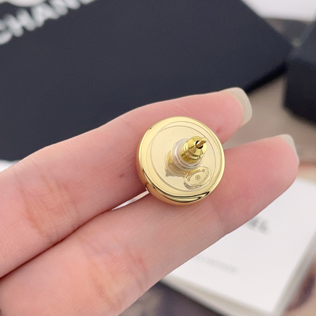 【【香圆饼耳钉】金色，银色两个颜色！！时尚又简约，又很有创意的设计，非常仙，非常柔美，落落大方！因为极其