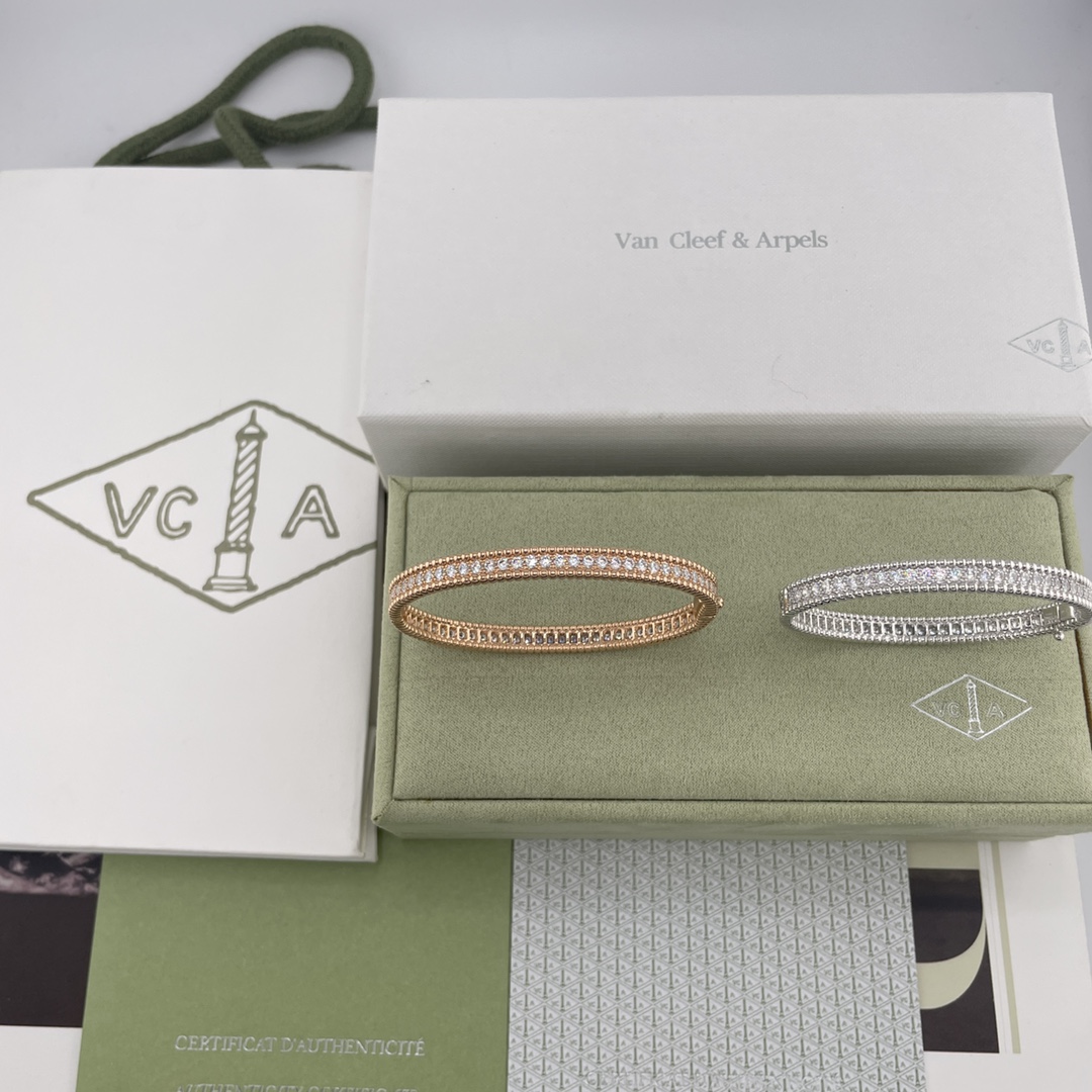 NO:634274,88380 [VA edge beaded stone bracelet] Z 196000, real gold and real diamond version can be customized, please contact customer service for price, only made for Z!  There are two sizes: S and M!  Comes with a box, the original box needs to be added separately!  You must buy a bracelet full of diamonds, because not only does it look good, it is also made to be too good and invincible, and the price/performance ratio is so high that you don’t want to buy it!  The craftsmanship of the edge beads must be very precise, because a slight difference in data will make the entire bracelet taste completely different. The three-dimensional and rounded feel of the edge beads are the biggest difficulty. After looking at it and modifying it countless times, our craftsmanship can be said to be exactly the same as the visual effect of Z real gold!  Let’s take a look at our electroplating colors. We use a specially opened electroplating tank to produce very correct electroplating colors!  Very high-end, it completely tastes like real gold!  Switch button double insurance!  There are also two anti-counterfeiting labels, please check the interface of our products!  The processing is very tight and full of high-end feeling!  Finally, our product uses imported simulated diamonds. The visual effect is no less than that of real diamonds. It is very bling. When you get the real thing, you will exclaim that it is more beautiful and perfect. [Strong] It is completely original and makes the visual effect of real gold and real diamonds. It is not easy to develop, but it is done and cherished!  ,,bracelet,Cardia high-end jewelry1986090988380【VA边珠满石手镯】 Z 196000,可订制真金真钻版本,价格咨询客服,只对Z做！码数有S,M两个尺寸！配普盒,原装盒子需另加！满钻手镯一定要入,因为,不仅好看,做得也实在是太好太无敌了,性价比实在是高到不要不要的！边珠的工艺必须拿捏十分精准,因为稍微有一点数据差,会使得整个手镯的味道截然不同,边珠的立体感跟圆润感是最大的难度,可以看一下再改过无数个版后,我们的工艺可以说跟Z真金的视觉效果达到一模一样！再来看下我们家的电镀颜色,都是独家特别开的一个电镀缸来电镀的颜色非常正！非常高级,完全做到了真金的味道！开关扣子双重保险！一致z还有两处防伪标再者,接口看下我们家出品！处理的非常紧密,高级感满满！最后我们家出品选用了进口仿真钻,视觉效果不亚于真钻,非常的bling,实物到手,你会惊呼更漂亮更完美[强]完完全全原汁原味的做出了Z真金真钻的视觉效果开发真心不容易,且行且珍惜！,,bracelet,卡迪亚高端饰品,Jewelry