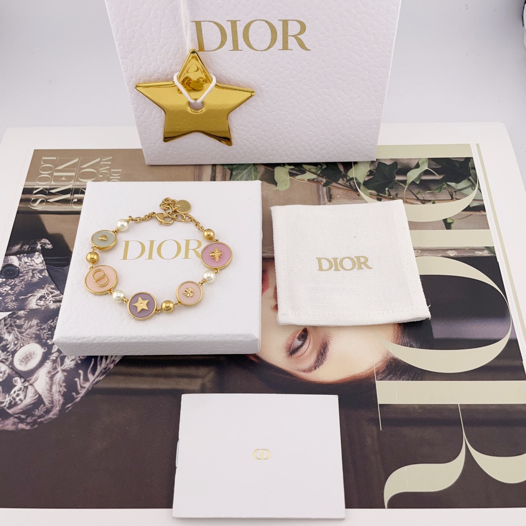 手链出货 💰320【我们出品【D多彩小圆手链】 Z 6400,25早春最新款绝美系列!全网首发!老规矩先到先得!天啊😱太太太好看啦!太太太甜啦❗️马卡龙配色清新甜美!手链,项链,耳钉都有!绝绝子💥编号,送包装!巨美,巨美的特别定制的进口树脂配件,清爽百搭又让人眼前一亮😍😍大小不一的配件,灵动的设计感爱了💗给整体增加一种时尚感!一致致Z工艺的完美程度👍🏻👍🏻项链,手链,耳钉一套闭眼入冲!