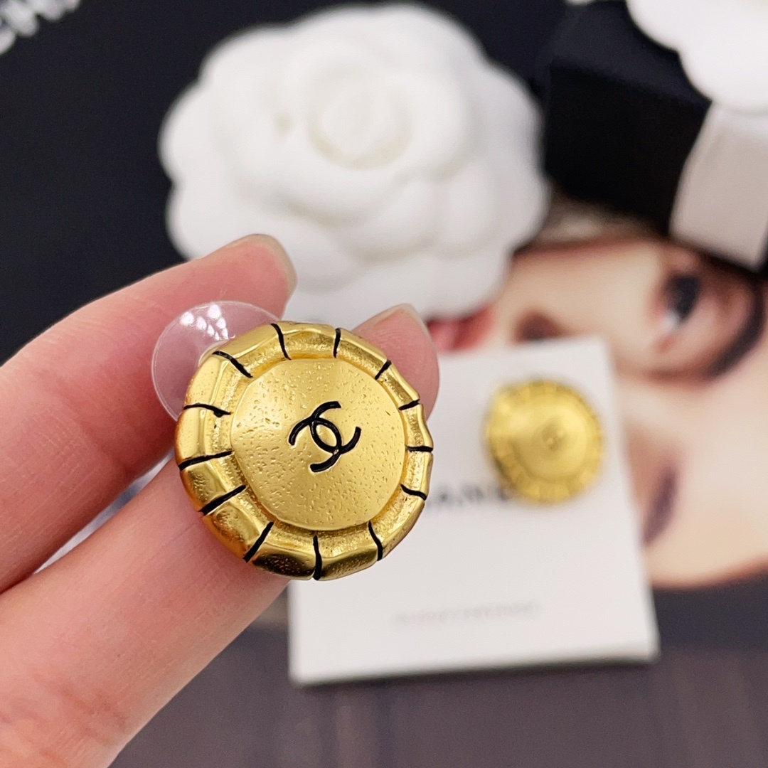 【【香复古金太阳耳钉】中古款!编号,送包装❗️非常推荐!“流行稍纵即逝,风格永存”这就是Vintage的
