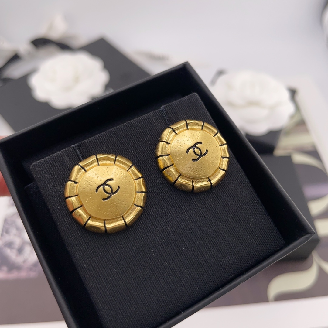 【【香复古金太阳耳钉】中古款!编号,送包装❗️非常推荐!“流行稍纵即逝,风格永存”这就是Vintage的
