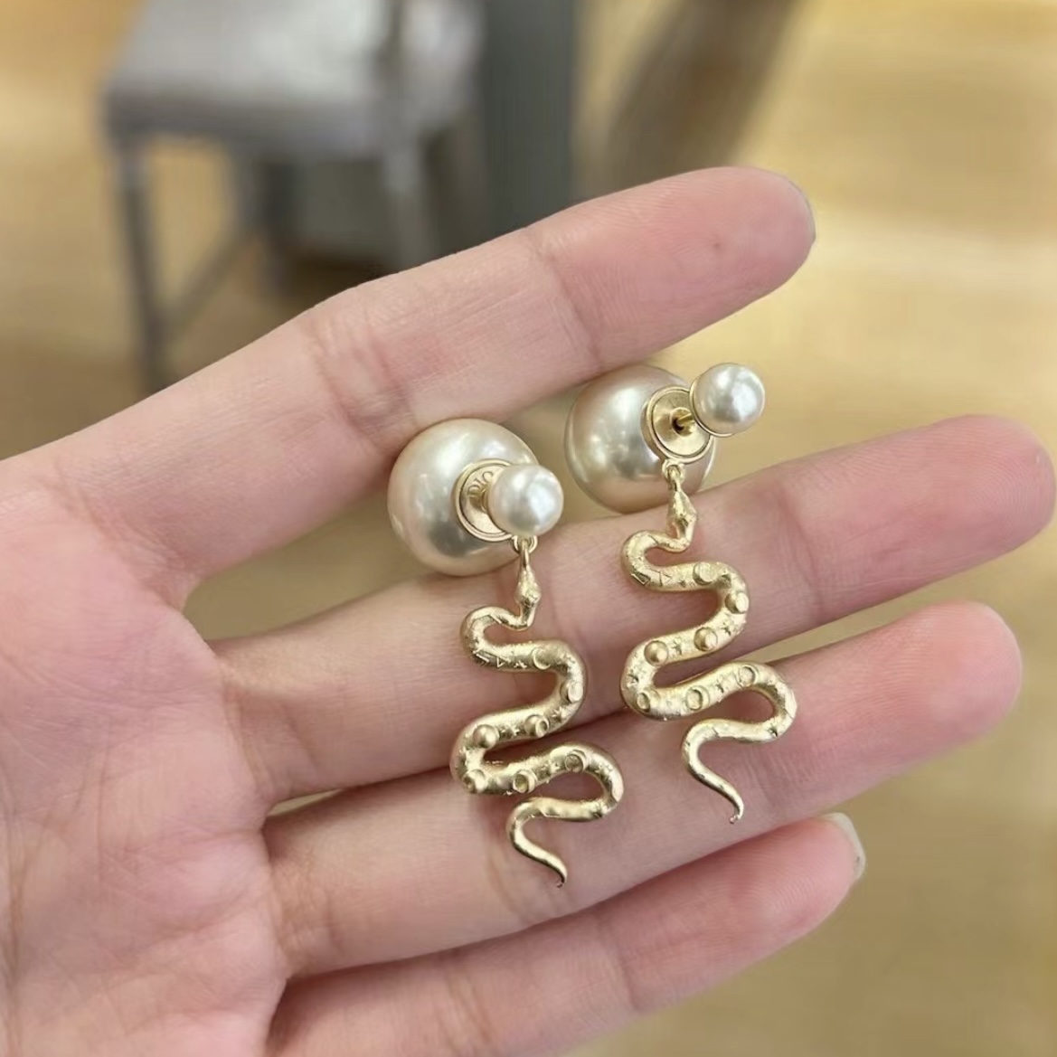 NO:631430,288160 [D Year of the Snake limited earrings] Z, 25-year limited zodiac Lucky Snake earrings in stock!  What a beautiful design. The classic and iconic large and small double beads are specially customized with the same zp blue beads. The pendant on the snake is full of sun, moon and stars, which is full of aura!  And the upward meaning is prosperity. The smart and elegant design is so loved. Close your eyes and rush, Cardia high-end jewelry.19860909288160【D蛇年限定耳钉】Z ,现货25年限定生肖款幸运灵蛇耳钉现货！太绝美的设计了经典标志性的大小双珠设计特别定制的一致zp发青的珠子蛇身上吊坠满日月星辰灵气十足！且向上寓意蒸蒸日上灵动又气质的设计太爱啦闭眼冲,,卡迪亚高端饰品,Jewelry