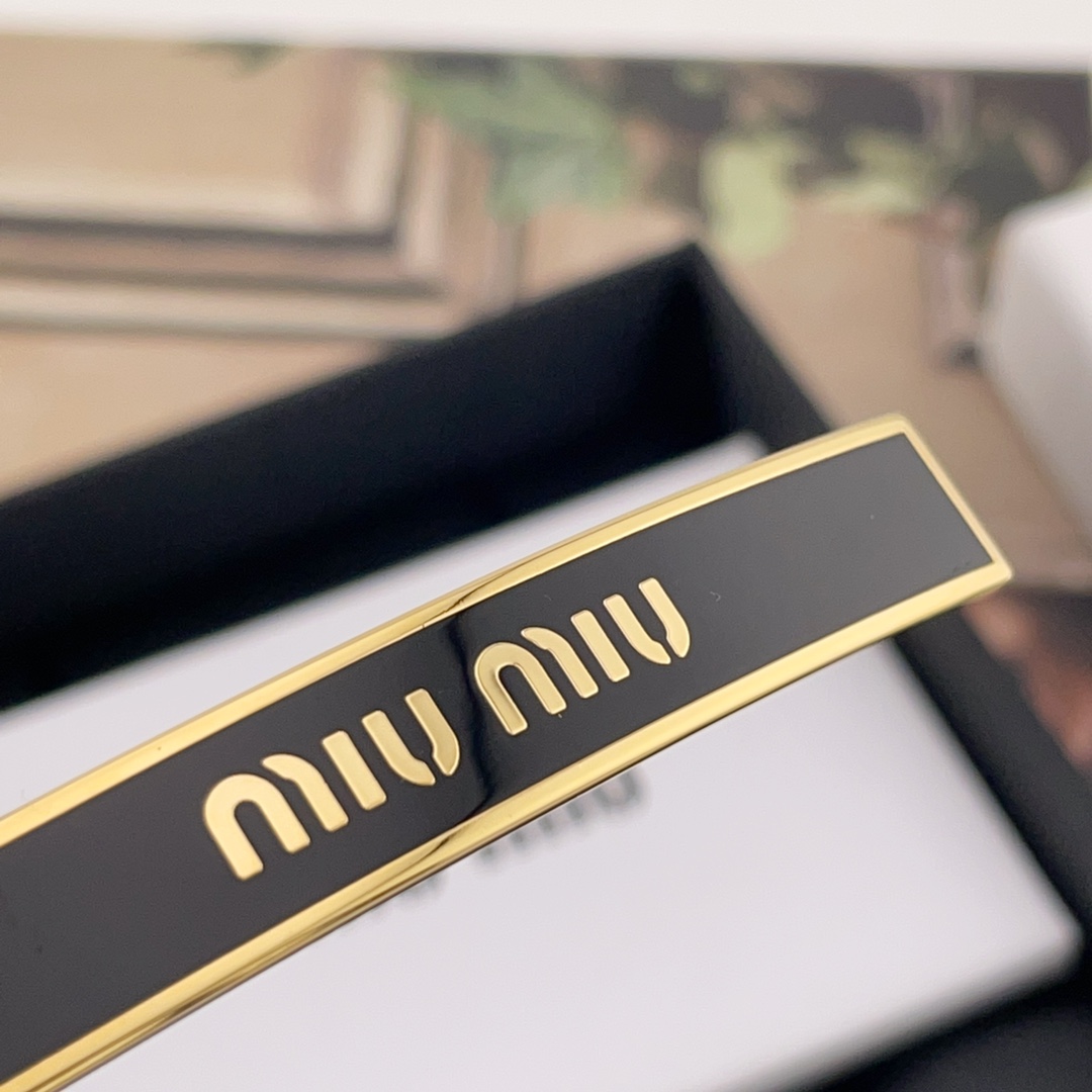  高品质 细节如图   单只【M!U 一字珐琅发夹】Z 2850，，一定要入，上身方知它的美！😍😍😍金黑