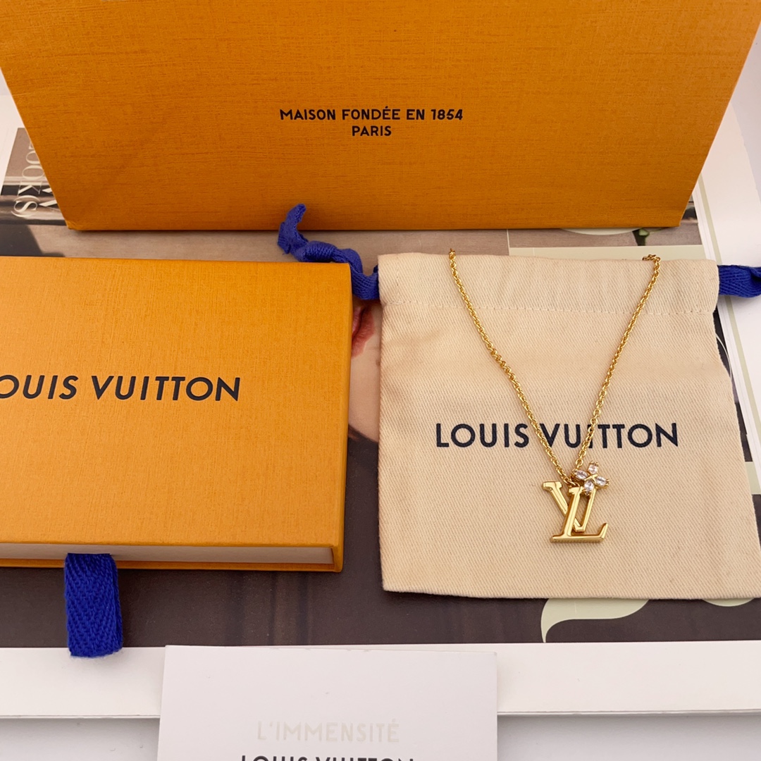 NO:633256,88180【L diamond leaf letter logo necklace】Z, love it!  Classic flower elements, 4 special-shaped 5a grade marquise diamond pendants are super bling and eye-catching. The Flowergram series is a necklace with a very personalized design. The asymmetric shape interprets the brand's classic elements. The asymmetric flower elements, the contrasting colors are very high-end and very heavy-duty!  Full of details and texture!  Exquisite personality and versatile for daily use, it adds a delicate finishing touch to the look. It is highly recommended and worth buying, necklace, Cartier high-end jewelry1986090988180【L 钻叶字母logo项链】Z ,爱了爱了！经典的繁花元素,4颗异形5a级马眼钻吊坠超bling让人眼前一亮,Flowergram 系列很有个性设计感的一款项链,不对称造型诠释品牌经典元素.不对称的花朵元素,撞色感非常高级,非常重工！细节质感满满！精致个性又百搭日常,为造型增添精致的点睛之笔,超级推荐值得入手,,necklace,卡迪亚高端饰品,Jewelry