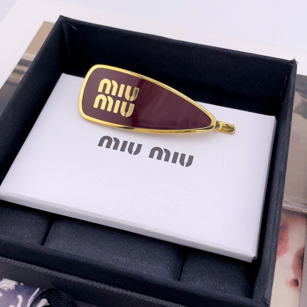  p100【我们出品【M!U 珐琅字母发夹】Z 2850，量大咨询客服，一定要入，上身方知它的美！😍😍😍金黑，金白，金粉，金红，金棕，银蓝6个颜色！编号，送包装❗️温柔又恰到好处的小可爱，女人又拿捏得刚好的俏皮感😍自带仙气的一款发夹，背面的夹子规格必须定制， 低调又高级感满满！简约而不简单！白富美标配💗完美程度可以说跟ZP一模一样👍🏻[机智][机智][机智]认准我家出品分分钟让你省2850