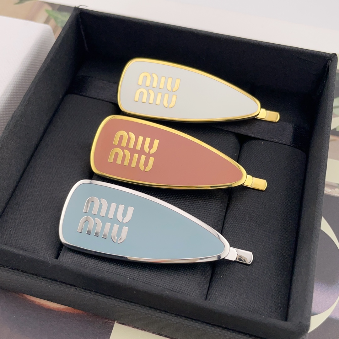  p100【我们出品【M!U 珐琅字母发夹】Z 2850，量大咨询客服，一定要入，上身方知它的美！😍😍😍金黑，金白，金粉，金红，金棕，银蓝6个颜色！编号，送包装❗️温柔又恰到好处的小可爱，女人又拿捏得刚好的俏皮感😍自带仙气的一款发夹，背面的夹子规格必须定制， 低调又高级感满满！简约而不简单！白富美标配💗完美程度可以说跟ZP一模一样👍🏻[机智][机智][机智]认准我家出品分分钟让你省2850