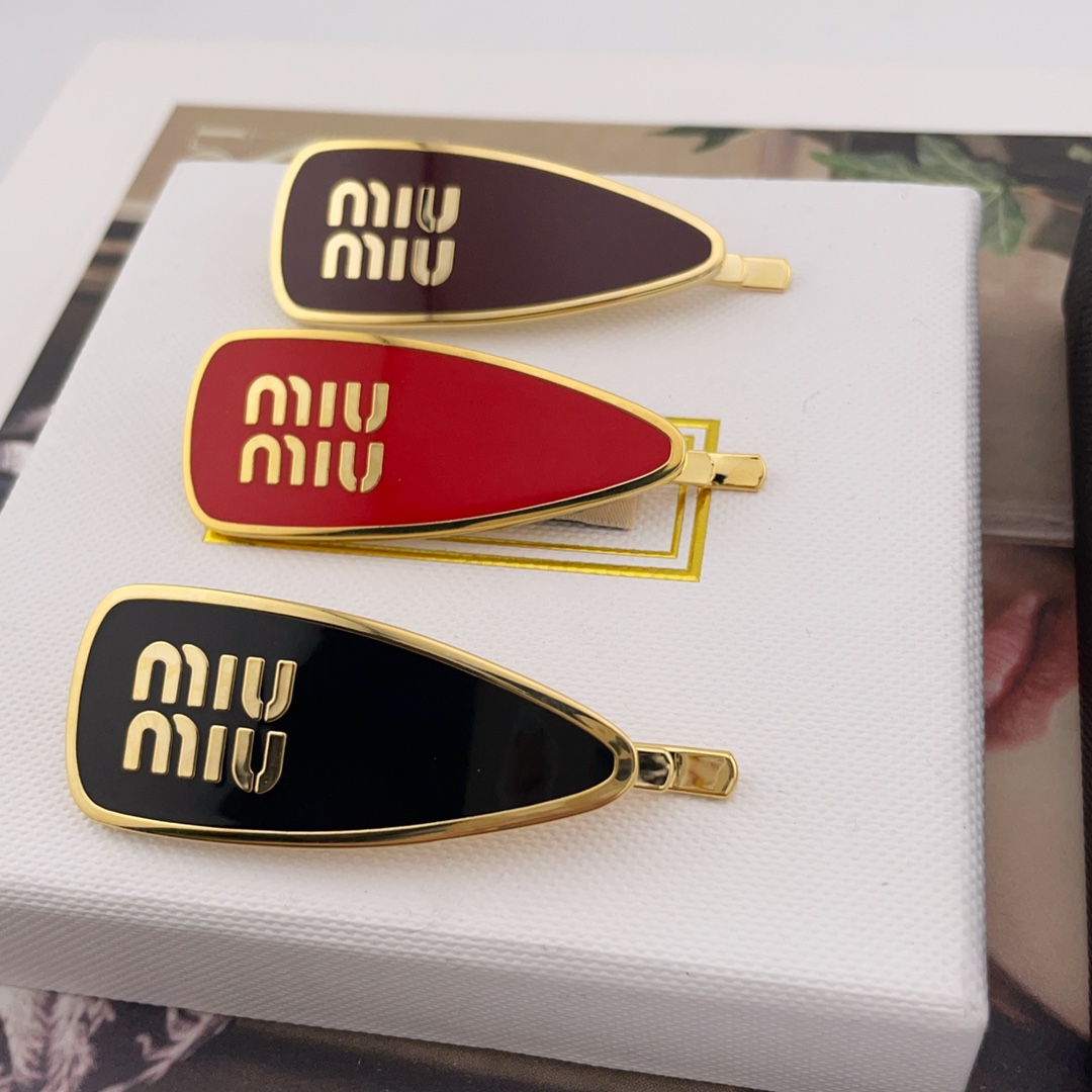  p100【我们出品【M!U 珐琅字母发夹】Z 2850，量大咨询客服，一定要入，上身方知它的美！😍😍😍金黑，金白，金粉，金红，金棕，银蓝6个颜色！编号，送包装❗️温柔又恰到好处的小可爱，女人又拿捏得刚好的俏皮感😍自带仙气的一款发夹，背面的夹子规格必须定制， 低调又高级感满满！简约而不简单！白富美标配💗完美程度可以说跟ZP一模一样👍🏻[机智][机智][机智]认准我家出品分分钟让你省2850