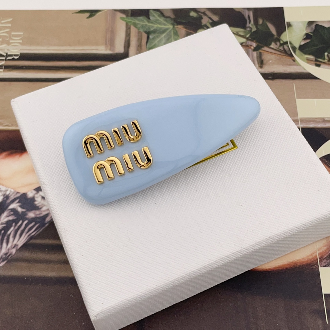 单个p105【我们出品【M!U皮三角发夹】】Z 2600！量大咨询客Fu❗全国断货王！巨巨巨火爆！太美啦💗8个颜色分别编码，送包装❗ [哇][哇]小公举必备！！萌动的少女心被稳稳的拿捏了[可怜]谁能拒绝这款小可爱呢！一款绝美发夹，让你天天都想戴着！每一个颜色都是不可错过，简直精致可爱到爆炸❗任你自由灵魂搭配，很出众！妥妥的百搭神品，头发扎起来或者披着戴它，会有不同的感觉！强烈推荐必入[机智][机智]