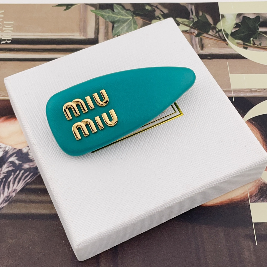 单个p105【我们出品【M!U皮三角发夹】】Z 2600！量大咨询客Fu❗全国断货王！巨巨巨火爆！太美啦💗8个颜色分别编码，送包装❗ [哇][哇]小公举必备！！萌动的少女心被稳稳的拿捏了[可怜]谁能拒绝这款小可爱呢！一款绝美发夹，让你天天都想戴着！每一个颜色都是不可错过，简直精致可爱到爆炸❗任你自由灵魂搭配，很出众！妥妥的百搭神品，头发扎起来或者披着戴它，会有不同的感觉！强烈推荐必入[机智][机智]