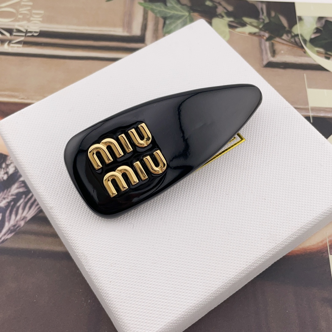 单个p105【我们出品【M!U皮三角发夹】】Z 2600！量大咨询客Fu❗全国断货王！巨巨巨火爆！太美啦💗8个颜色分别编码，送包装❗ [哇][哇]小公举必备！！萌动的少女心被稳稳的拿捏了[可怜]谁能拒绝这款小可爱呢！一款绝美发夹，让你天天都想戴着！每一个颜色都是不可错过，简直精致可爱到爆炸❗任你自由灵魂搭配，很出众！妥妥的百搭神品，头发扎起来或者披着戴它，会有不同的感觉！强烈推荐必入[机智][机智]