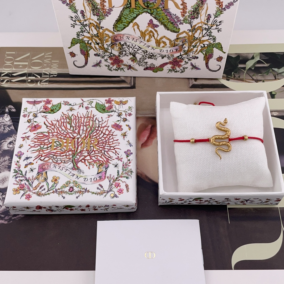 💰238【我们出品【D蛇年限定红绳手链】Z 3100,跟爱心耳钉一起入共7700❗️25年限定生肖款🐍幸运灵蛇红绳手链💗本命年的宝宝们必入🛍现货💥老规矩先到先得!来吧🤩回馈福利价!编号,送包装❗️太绝美的设计了❣️🐍蛇身上吊坠满日月星辰❗️灵气十足!且向上⏫寓意蒸蒸日上📈红绳🉑随意调节!男女皆可🉑灵动又气质的设计😍太爱啦❣️闭眼冲✔️