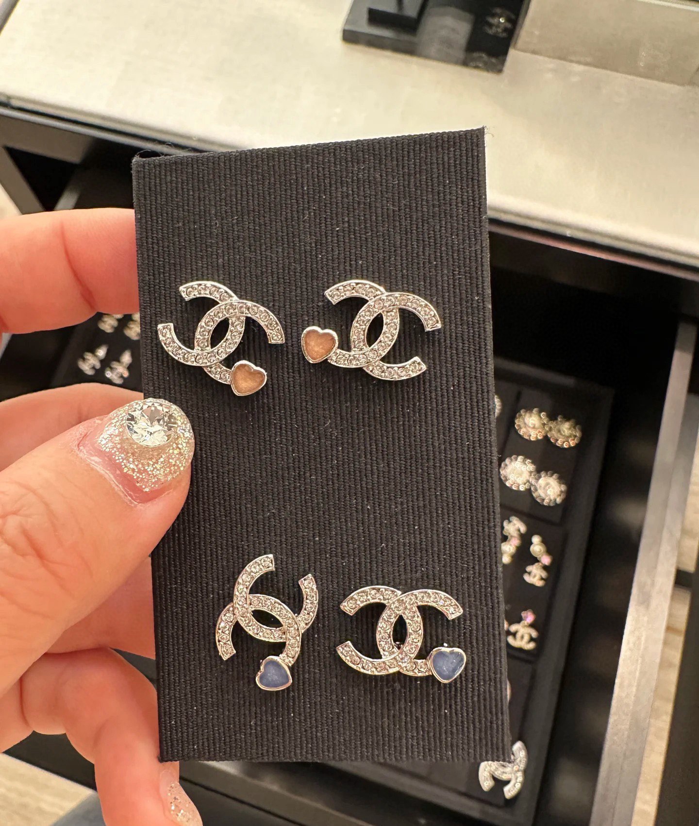 NO:631646,88160 [Xiang Xiaofen/Blue Heart Double C Earrings] Z, 25P latest series, huge and beautiful!  Pre-sale for 2 days, the hot product is about to be shipped online for the first time!  The old rule is first come first served!  For large quantities, please contact customer service for pink and blue colors!  Too much love, every issue must be included in the love series!  Classic cc shape!  It’s a heart-pounding feeling, keep it to yourself for now!  Very compact, everyday yet sophisticated!  Every piece of Swarovski hardware!  The right silver color is low-key and high-end, and the texture is super nice!  A must-have item you can’t miss!  The classic design is dominated by delicacy and retro, and modern fashion is filled with every detail. Not high-profile, but outstanding, Cardia high-end jewelry1986090988160【香小粉/蓝心双c耳钉】 Z ,25P最新系列,巨巨巨美！预售2天,爆款来袭即将出货全网首发！老规矩先到先得！量大咨询客Fu粉色,蓝色两个颜色！太爱啦每一期必入爱心系列！经典的cc造型！是心动的感觉,先自留啦！非常小巧日常又精致！颗颗施华洛五金！恰到好处的银色低调又高级,质感超nice！绝不能错过的必备单品！经典的设计被精致与复古所支配,现代时髦感充斥着每一个细节,不高调,但出众,,卡迪亚高端饰品,Jewelry