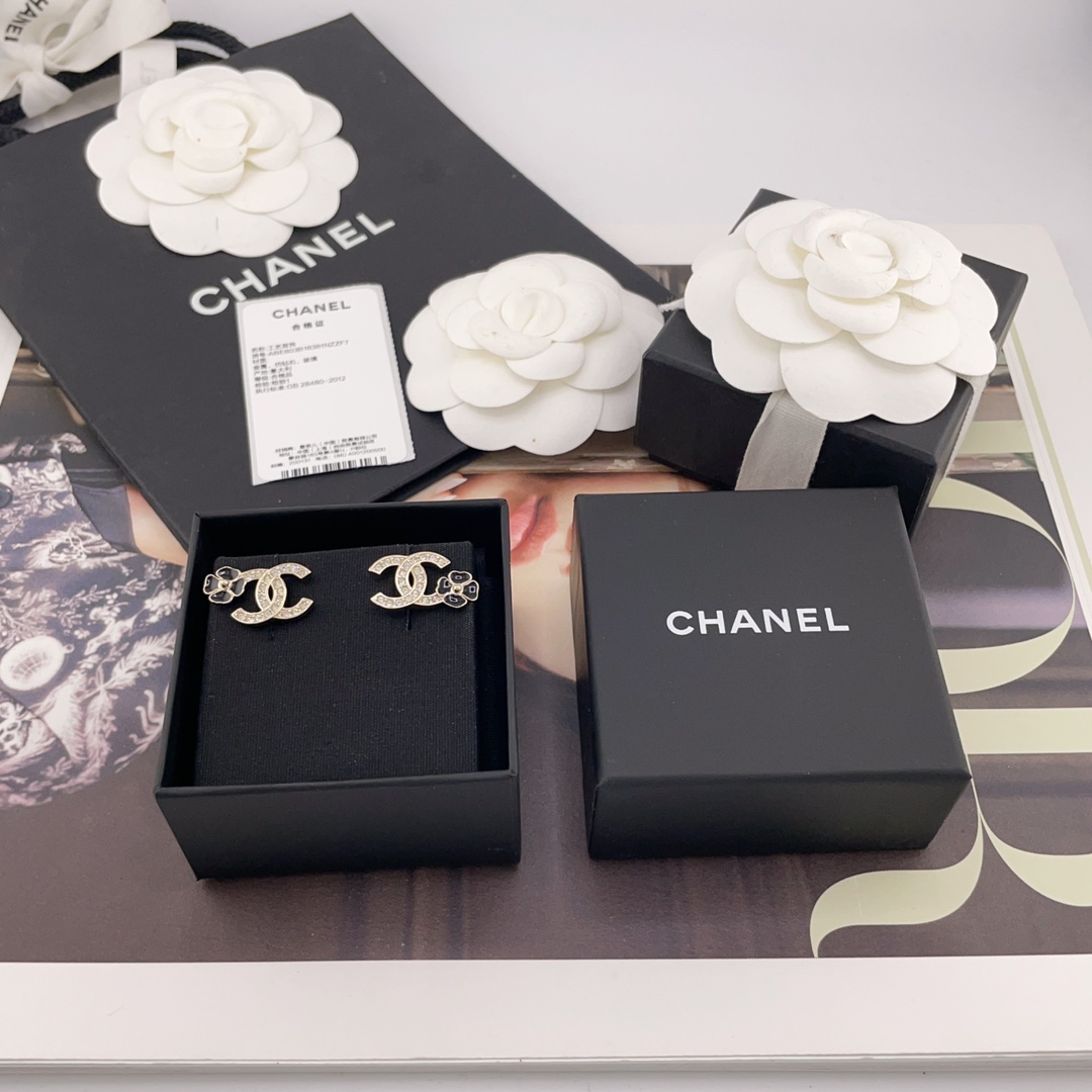 NO:631648,88160 [Fragrant black flower double c earrings] Z, the latest and most beautiful series for spring and summer 25!  It’s coming. Love it so much!  Pre-sale for 5 days. The beautiful camellia design is super exquisite!  A must-have camellia!  Exquisite sense of luxury!  Black enamel with Swarovski diamond embellishment and light gold color scheme!  Classic and elegant!  It’s a heart-pounding feeling, keep it to yourself for now!  Very compact, everyday yet sophisticated!  The texture is super nice!  A must-have item you can’t miss!  The classic design is dominated by delicacy and retro, and modern fashion is filled with every detail. Not high-profile, but outstanding, Cardia high-end jewelry1986090988160【香小黑花双c耳钉】 Z ,25春夏最新款绝美系列！它来啦太爱啦！预售5天巨美的山茶花设计超级精致！必入的山茶花！精致的高级感！黑色珐琅加施华洛钻点缀搭配浅金配色！经典又气质！是心动的感觉,先自留啦！非常小巧日常又精致！质感超nice！绝不能错过的必备单品！经典的设计被精致与复古所支配,现代时髦感充斥着每一个细节,不高调,但出众,,卡迪亚高端饰品,Jewelry