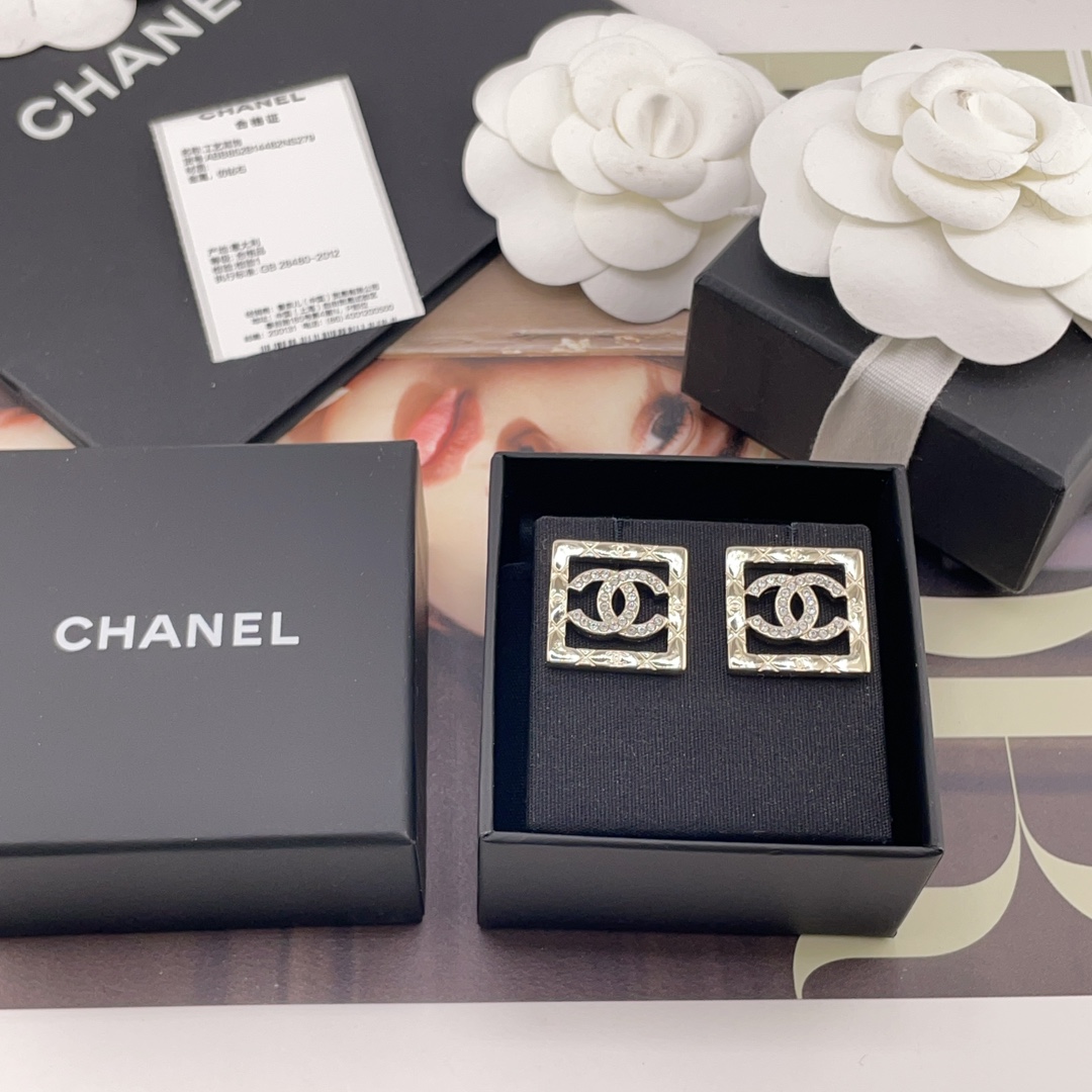 NO:631660,88160 [Xiangling Frame C Earrings] Z, the first hot model on the Internet is coming. The old rule is first come first served!  I love the latest and beautiful spring and summer 25 series. The hollow and rhombus pattern is so stylish. It is a must-have in every issue of the cc series!  Every piece of Swarovski hardware!  The rhombus added to the frame is a bit like coco curs!  Light gold with Swarovski diamonds!  It's just the right low-key yet has a hint of high-end taste, and the texture is super nice!  If you don’t like babies who are too soft, this is a must-have item that you can definitely wear with your eyes closed and can’t miss it!  The classic design is dominated by delicacy and retro, and modern fashion is filled with every detail. Not high-profile, but outstanding, Cardia high-end jewelry1986090988160【香菱格框c耳钉】Z ,全网首发爆款来袭 老规矩先到先得！25春夏最新款绝美系列太爱啦镂空加菱格纹太有腔调了每一期必入cc系列！颗颗施华洛五金！框框加菱格有点coco curs 的味道！浅金色搭配施华洛钻！恰到好处的低调又带有丝丝高级的味道,质感超nice！不喜欢过于柔美的宝宝,这款绝对可以闭眼入绝不能错过的必备单品！经典的设计被精致与复古所支配,现代时髦感充斥着每一个细节,不高调,但出众,,卡迪亚高端饰品,Jewelry